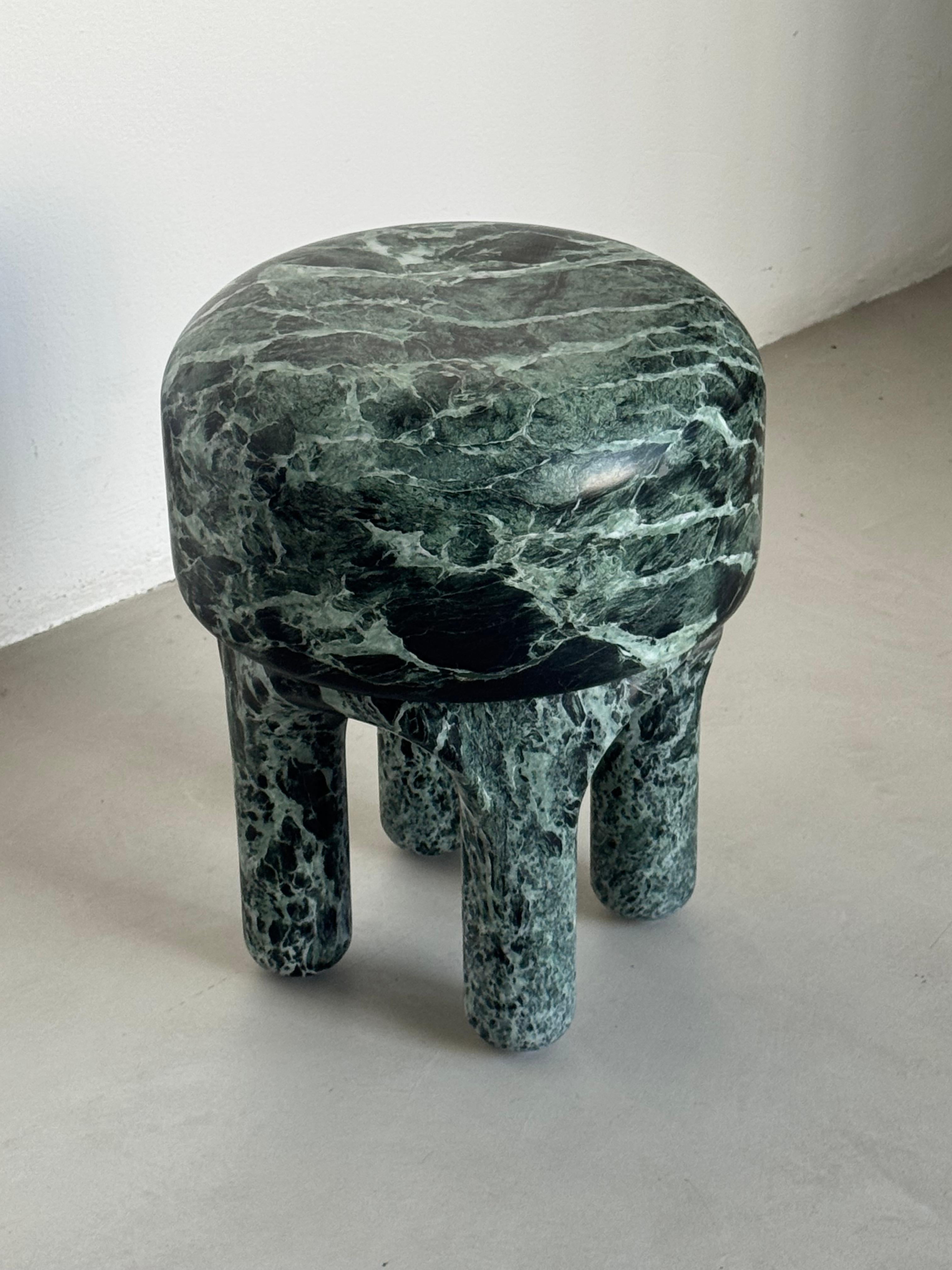 Black Friday, Skulpturaler Marmorhocker Set Medusa aus grünen italienischen Steinen im Angebot 1