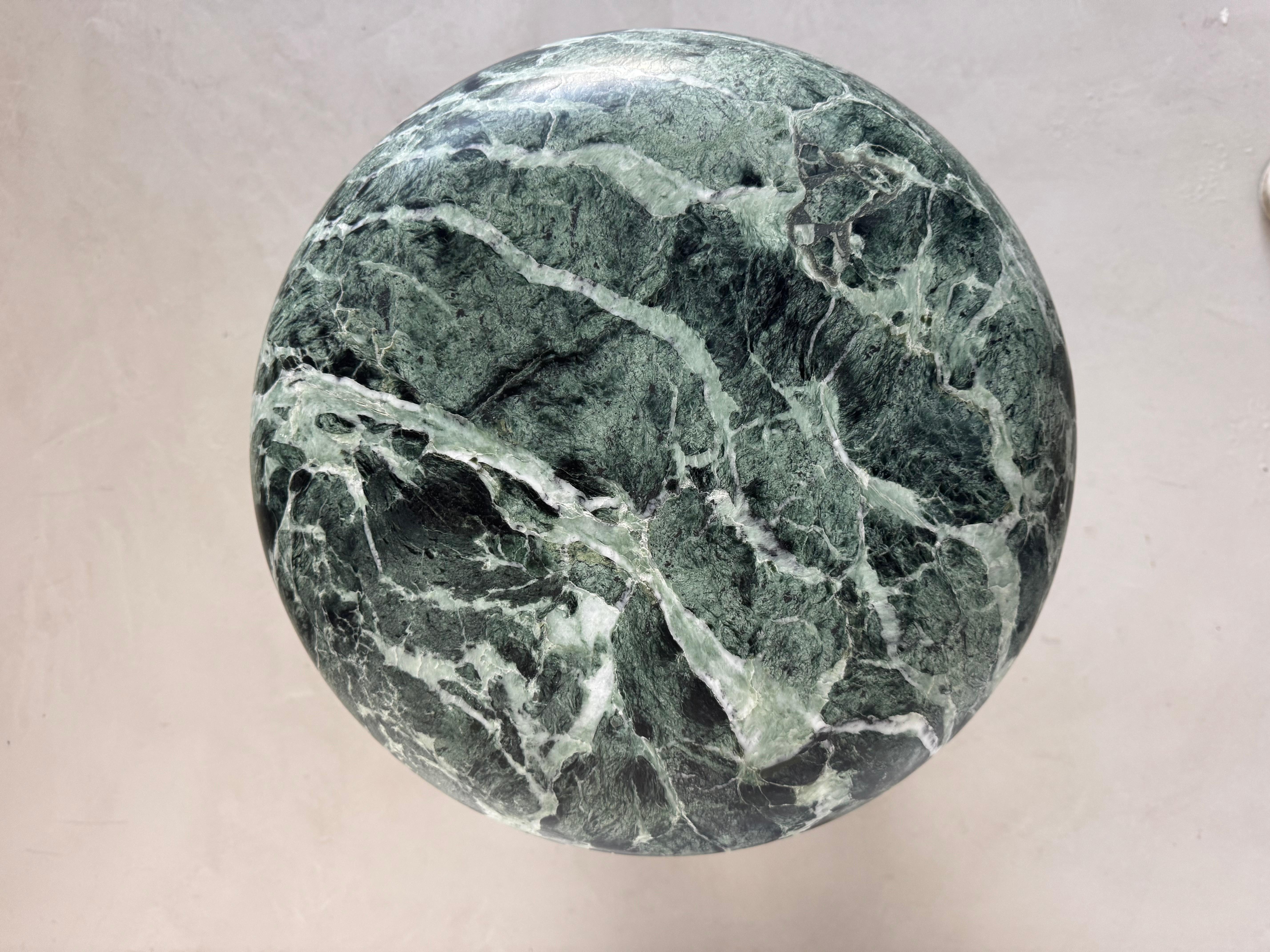 Black Friday, Skulpturaler Marmorhocker Set Medusa aus grünen italienischen Steinen im Angebot 2