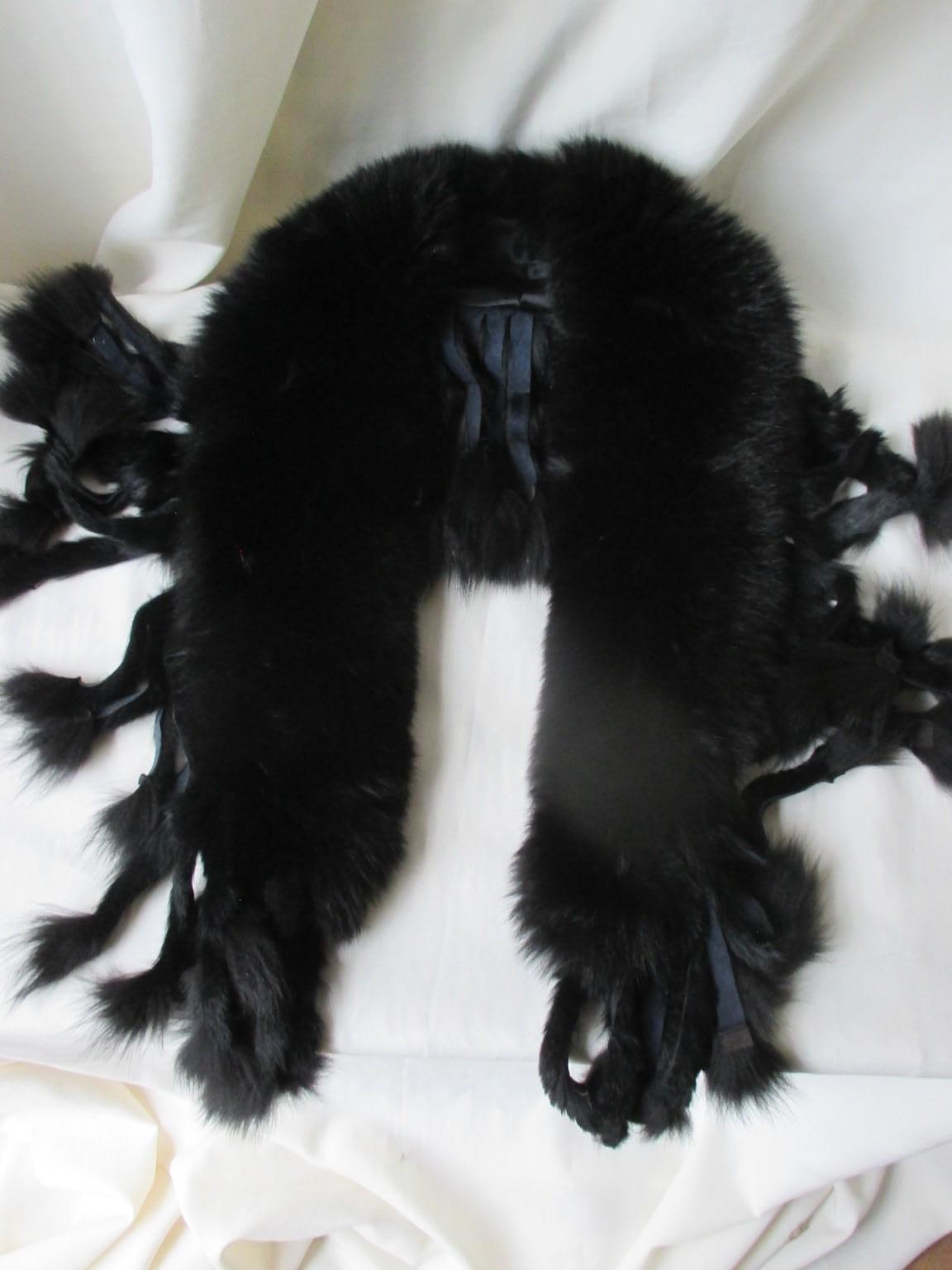 Black Fringed Fox Fur Stole Collar In Good Condition For Sale In Amsterdam, NL