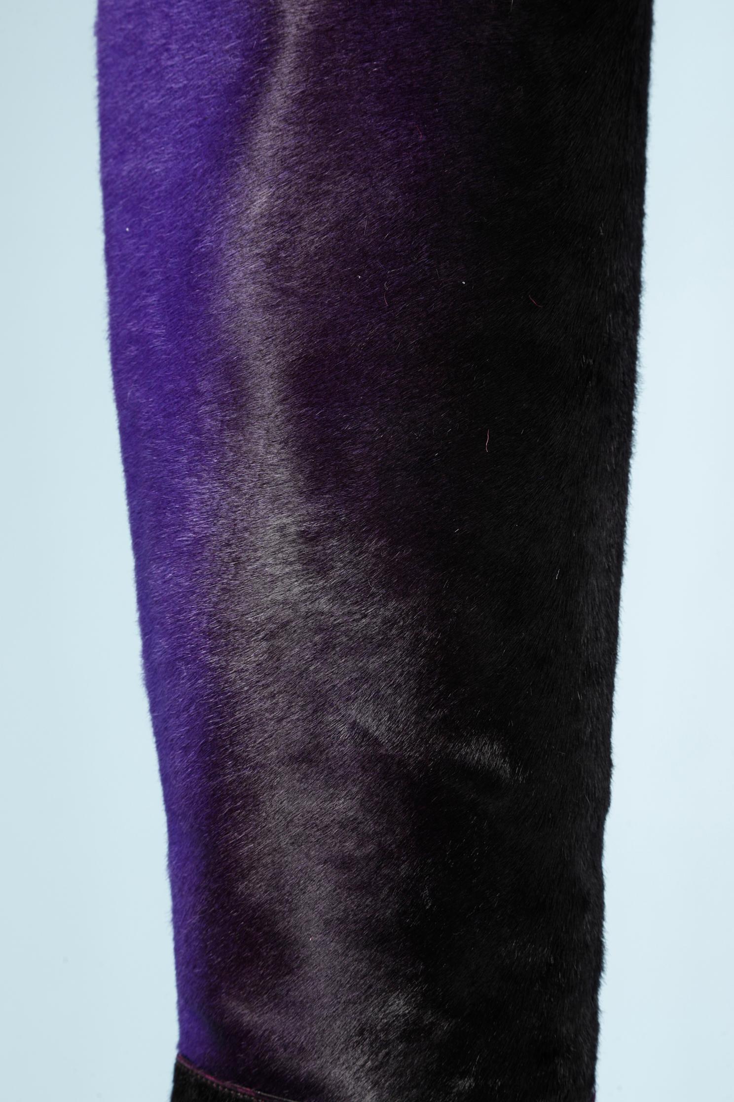 Stivali alti in pelle di vitello neri davanti e viola dietro (dégradé).


Numero di scarpe: 37 ( It)
Altezza dei tacchi = 10 cm 
Altezza degli stivali = 68 cm 