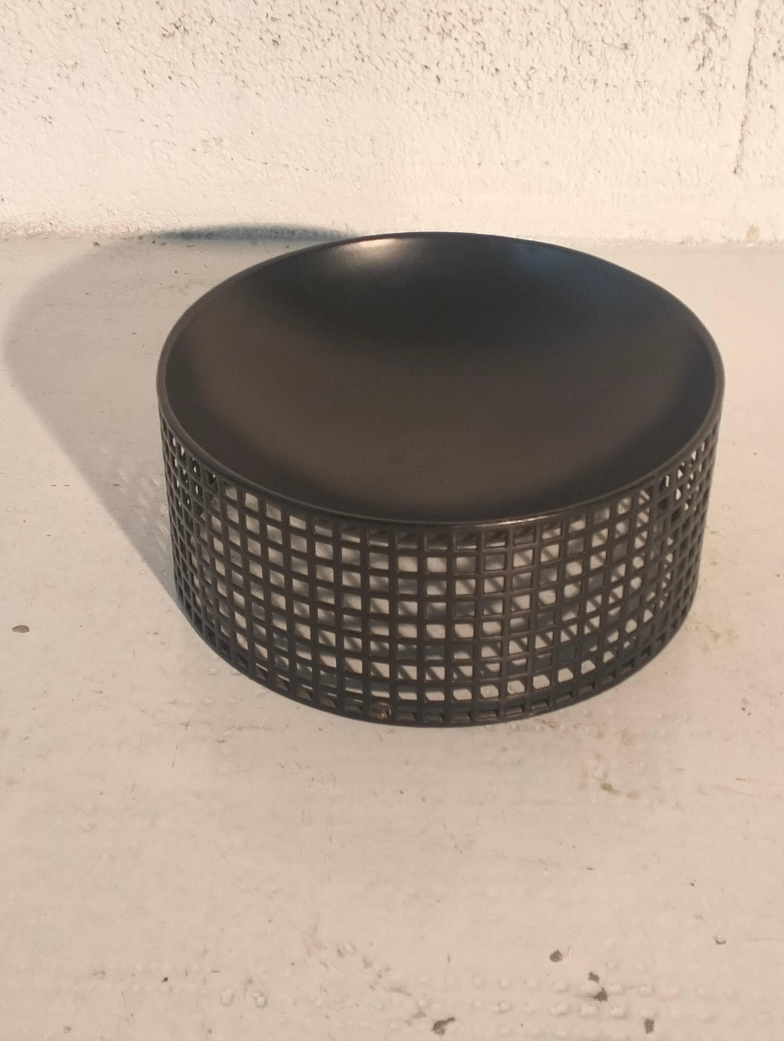 Josef Hoffmann (1870-1956) black fruit bowl / centerpiece / catchall for Bieffeplast, Italy circa 1980s. Modern Wiener Werkstätte design by Josef Hoffmann with perforated grid structure supporting a concave solid bowl. The bowl was originally