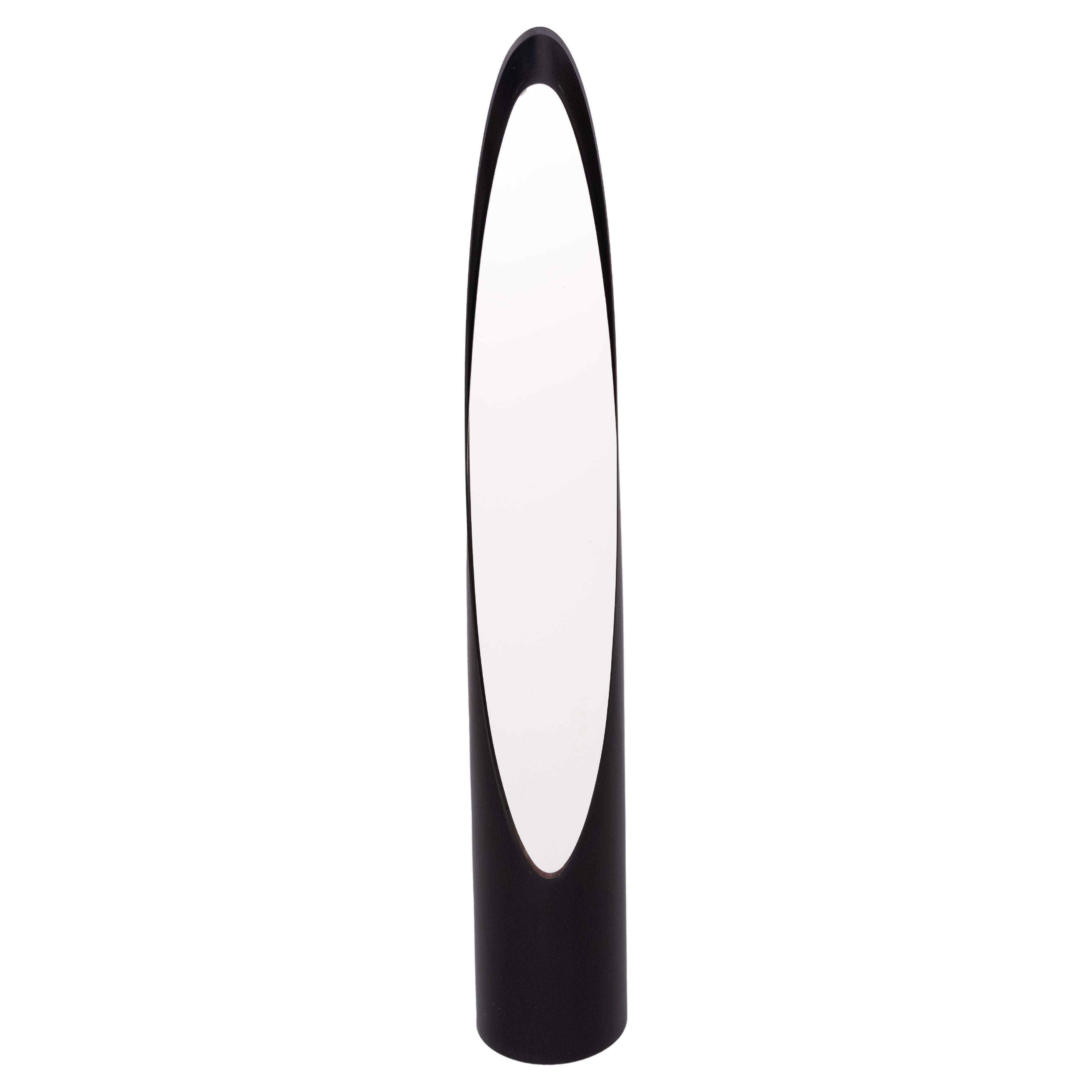 Sehr schöner Lippenstift-Spiegel in voller Länge. Schwarze Farbe, runde Form.
Space Ace im Stil der 1970er Jahre .  