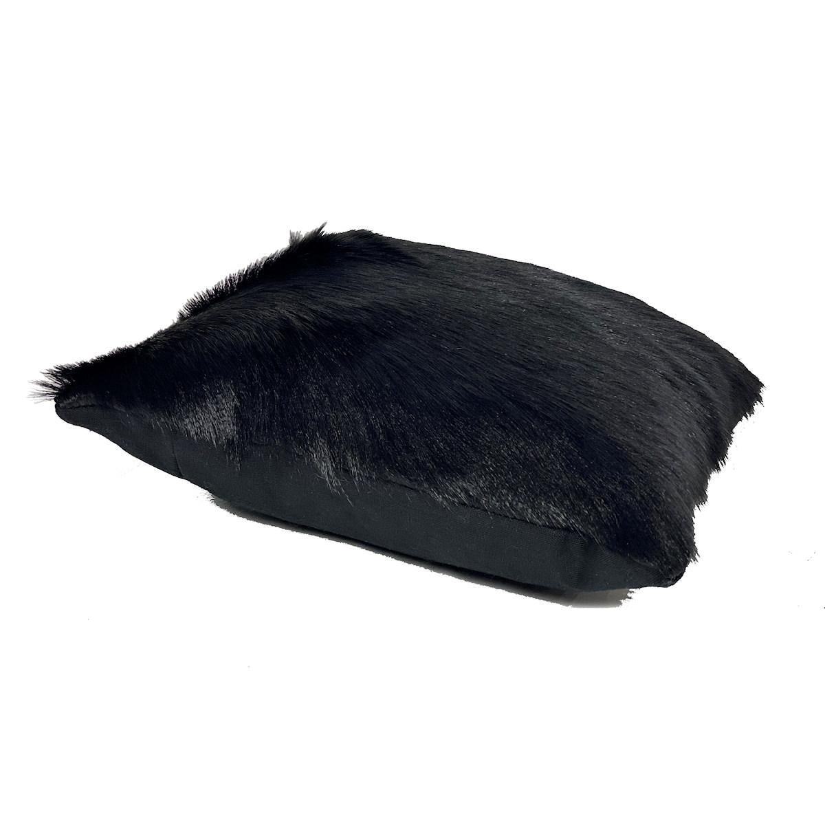 Schwarzes Kissen aus schwarzem Pelz und Ziegenleder - 16x16