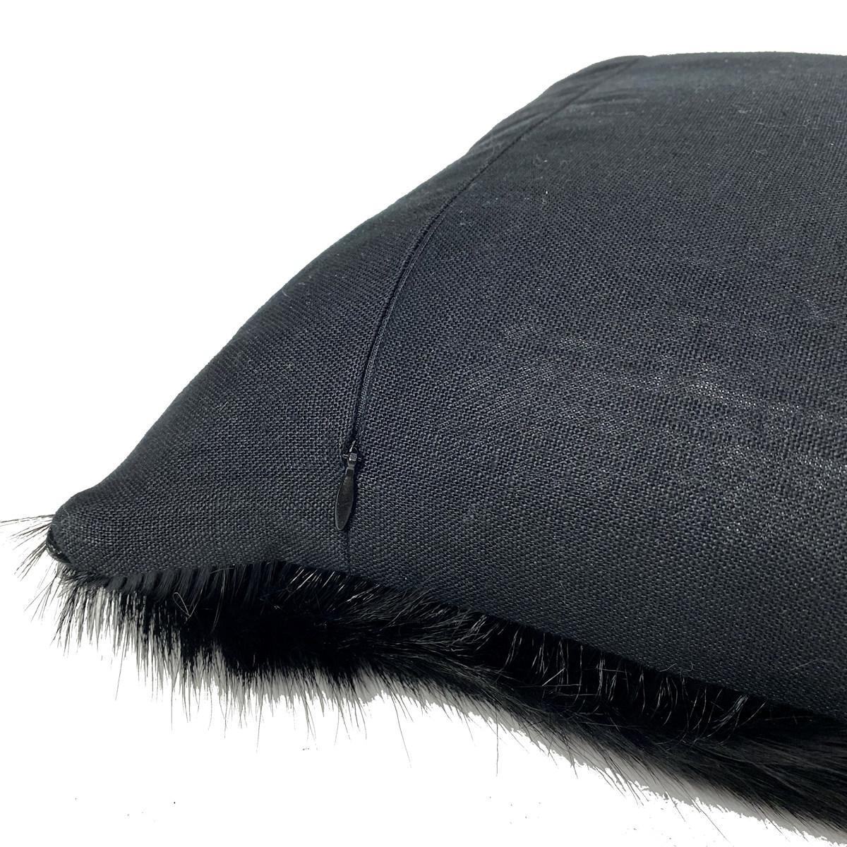 Schwarzes Kissen aus schwarzem Pelz und Ziegenleder - 16x16