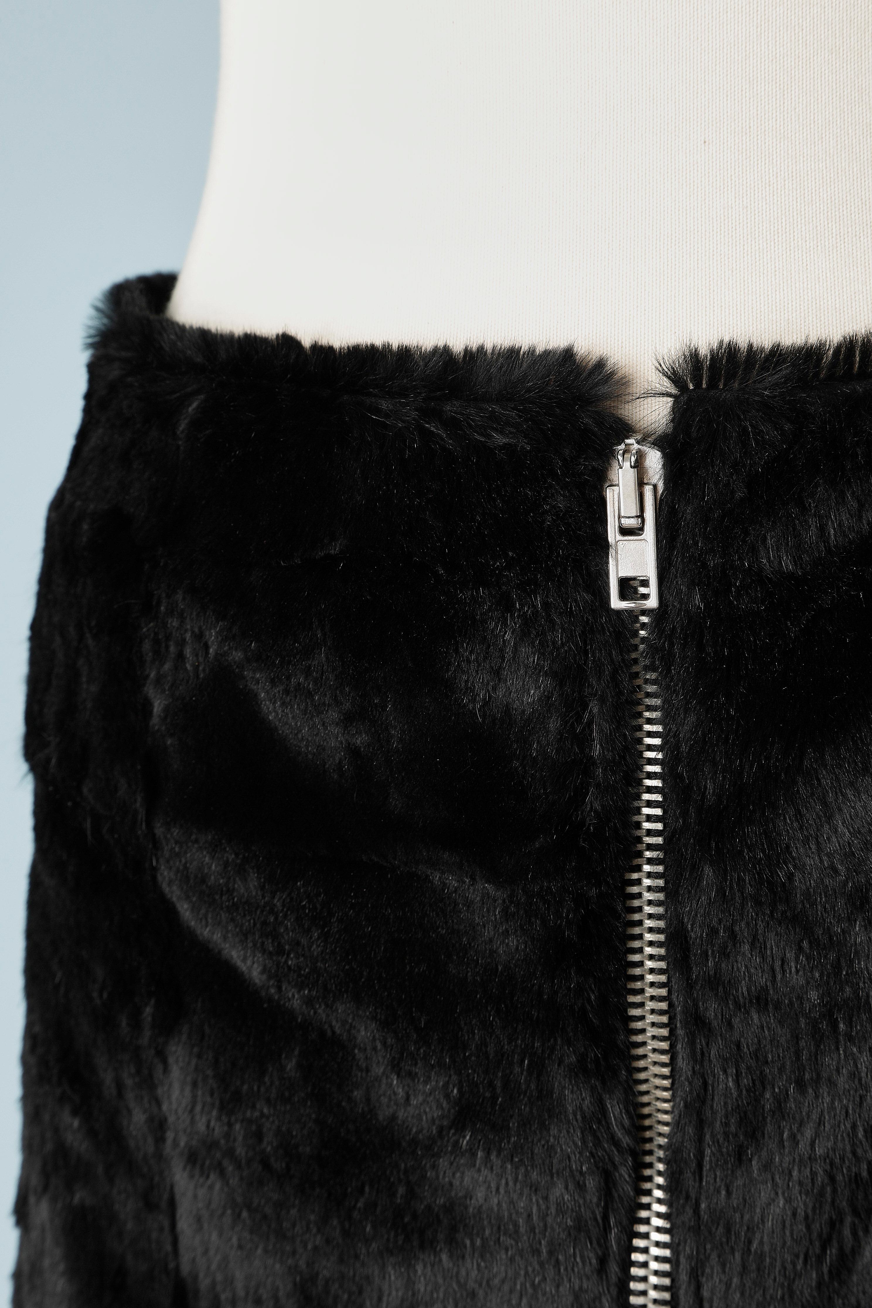 Black furs skirt with zip in the middle front. Rayon lining
Gros-grain inside the waist.
Size S/M