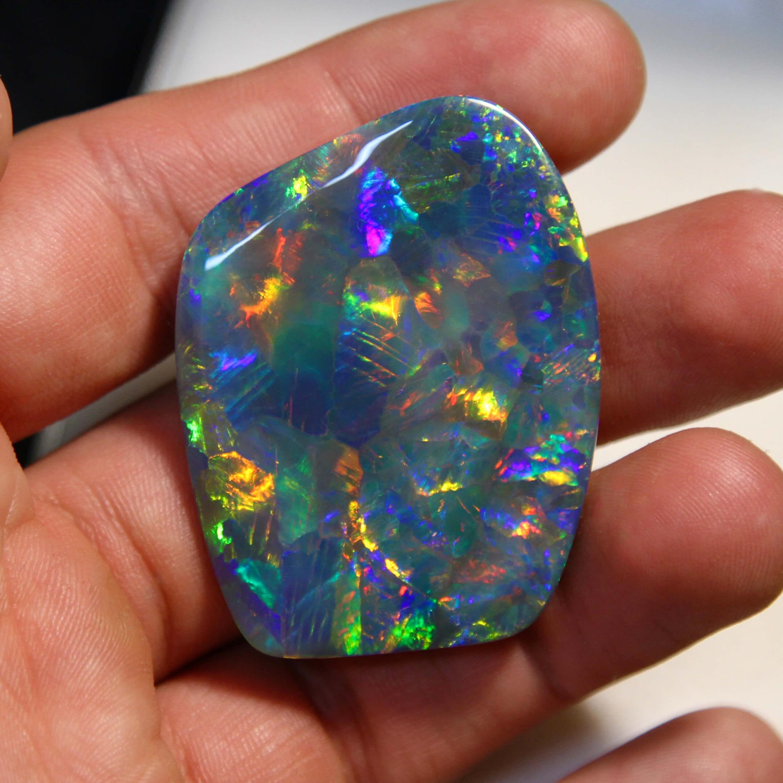 Cette gemme est une opale noire extrêmement rare d'Australie méridionale. Rivalisant avec la qualité et l'intensité de la couleur des meilleures opales noires jamais extraites, cette gemme est une opale de qualité musée. Près de 100cts d'opale noire