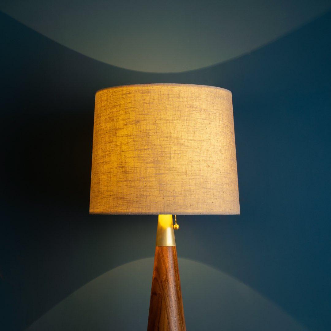 Skulpturale schwarze Galaxy-Tischlampe aus Messing und Parota-Holz von Isabel Moncada im Zustand „Neu“ im Angebot in Geneve, CH