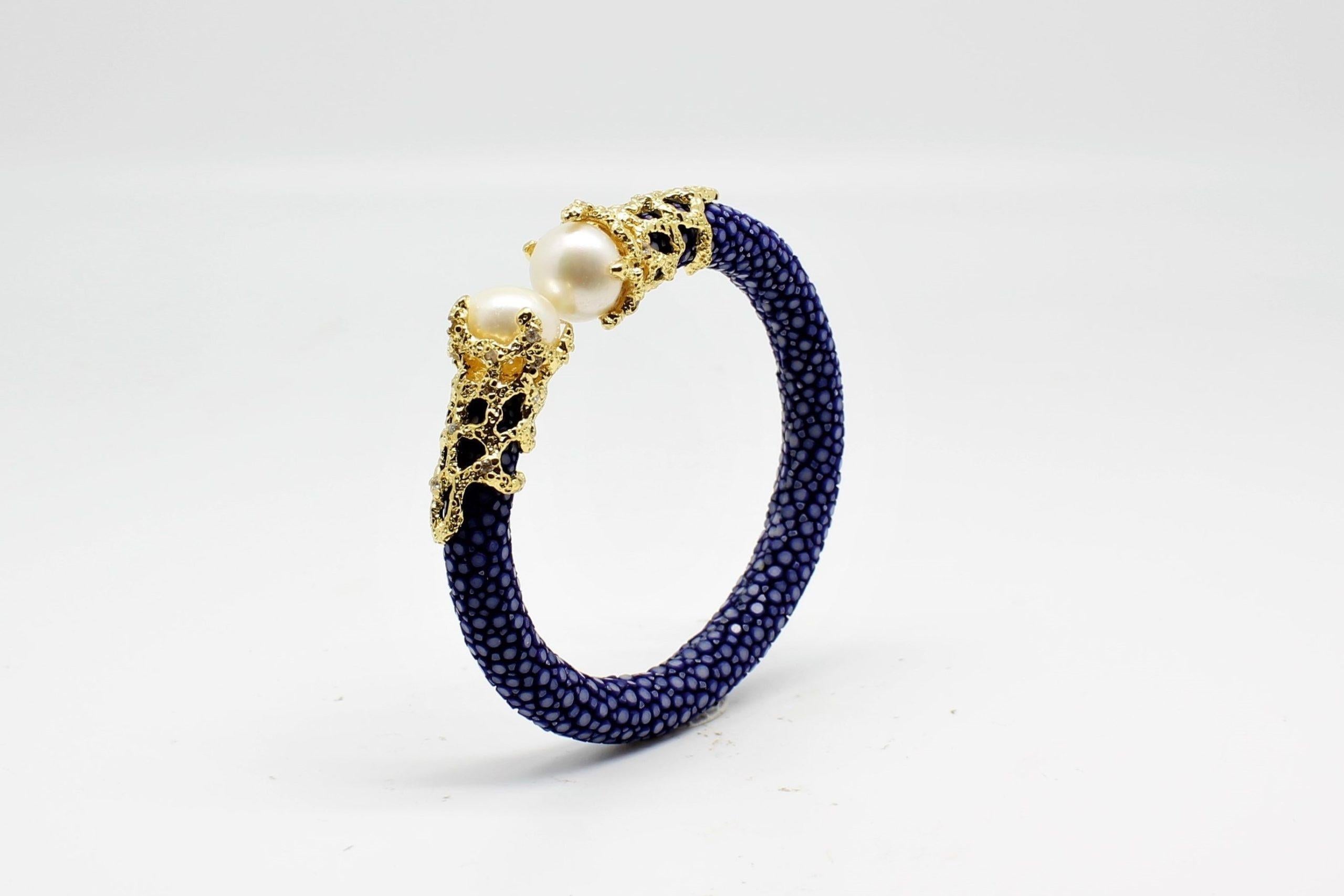 Bracelet jonc en peau de galuchat noire avec perles et zirconias blancs, plaqué or 4