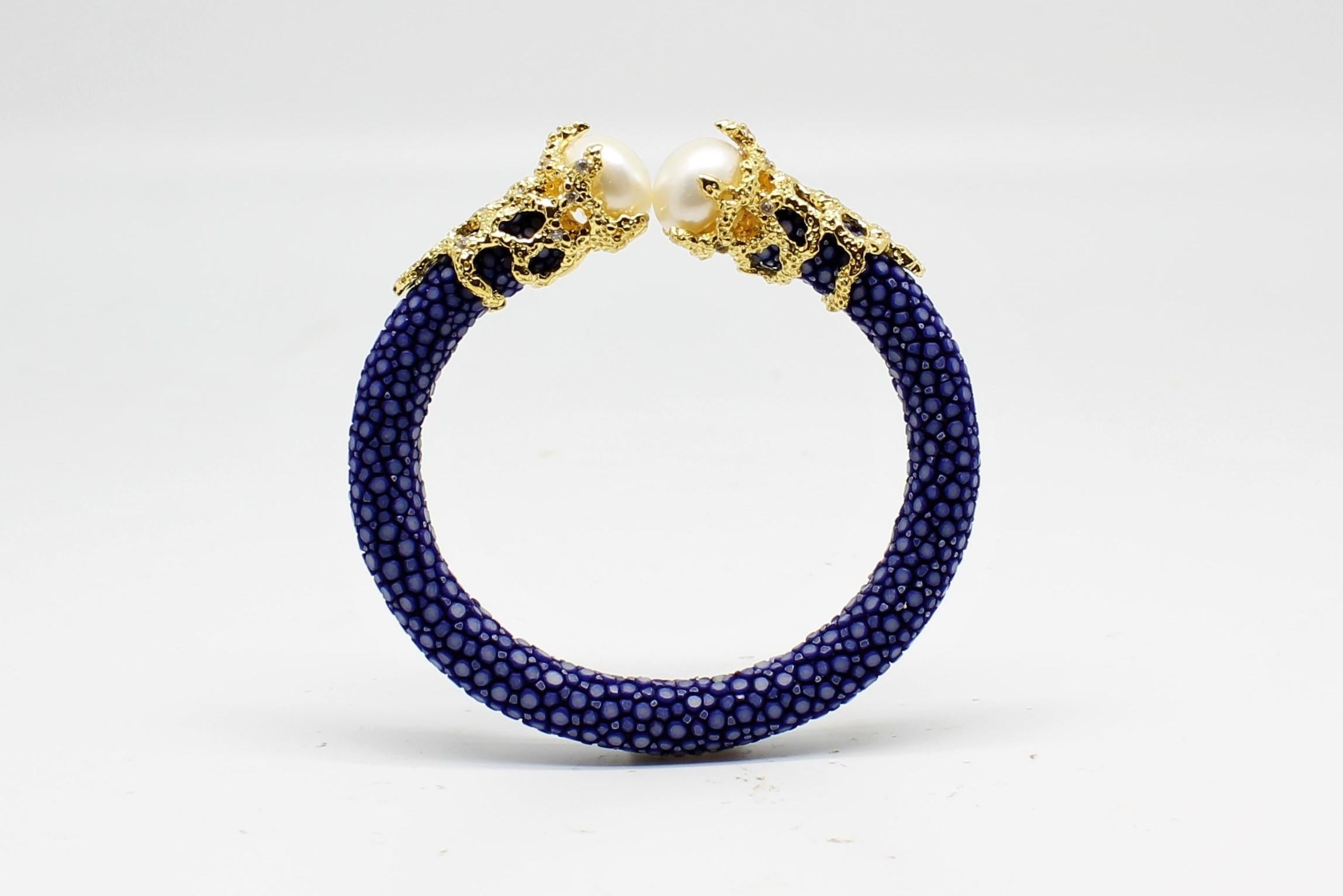 Bracelet jonc en peau de galuchat noire avec perles et zirconias blancs, plaqué or 5