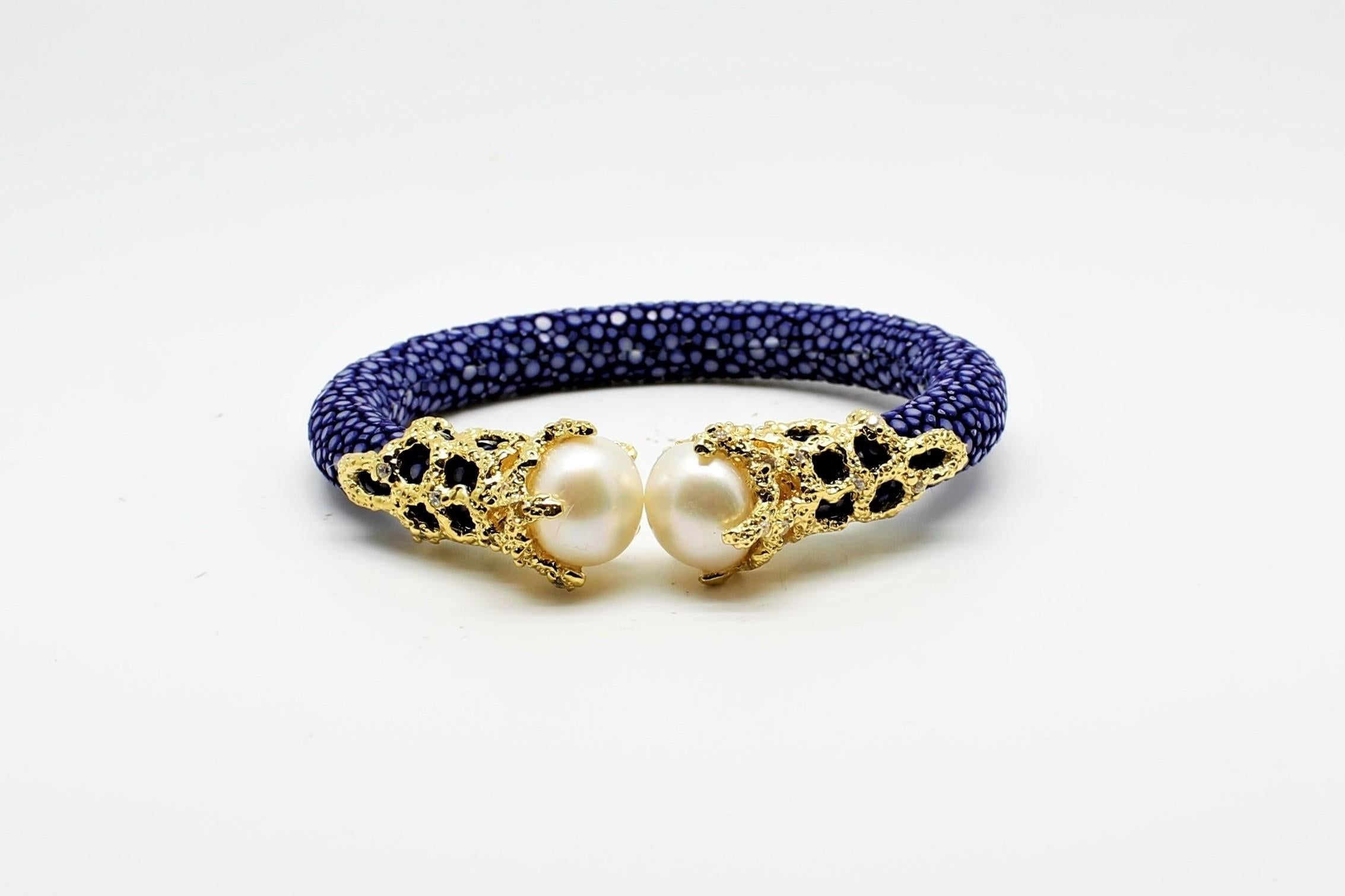 Bracelet jonc en peau de galuchat noire avec perles et zirconias blancs, plaqué or 6