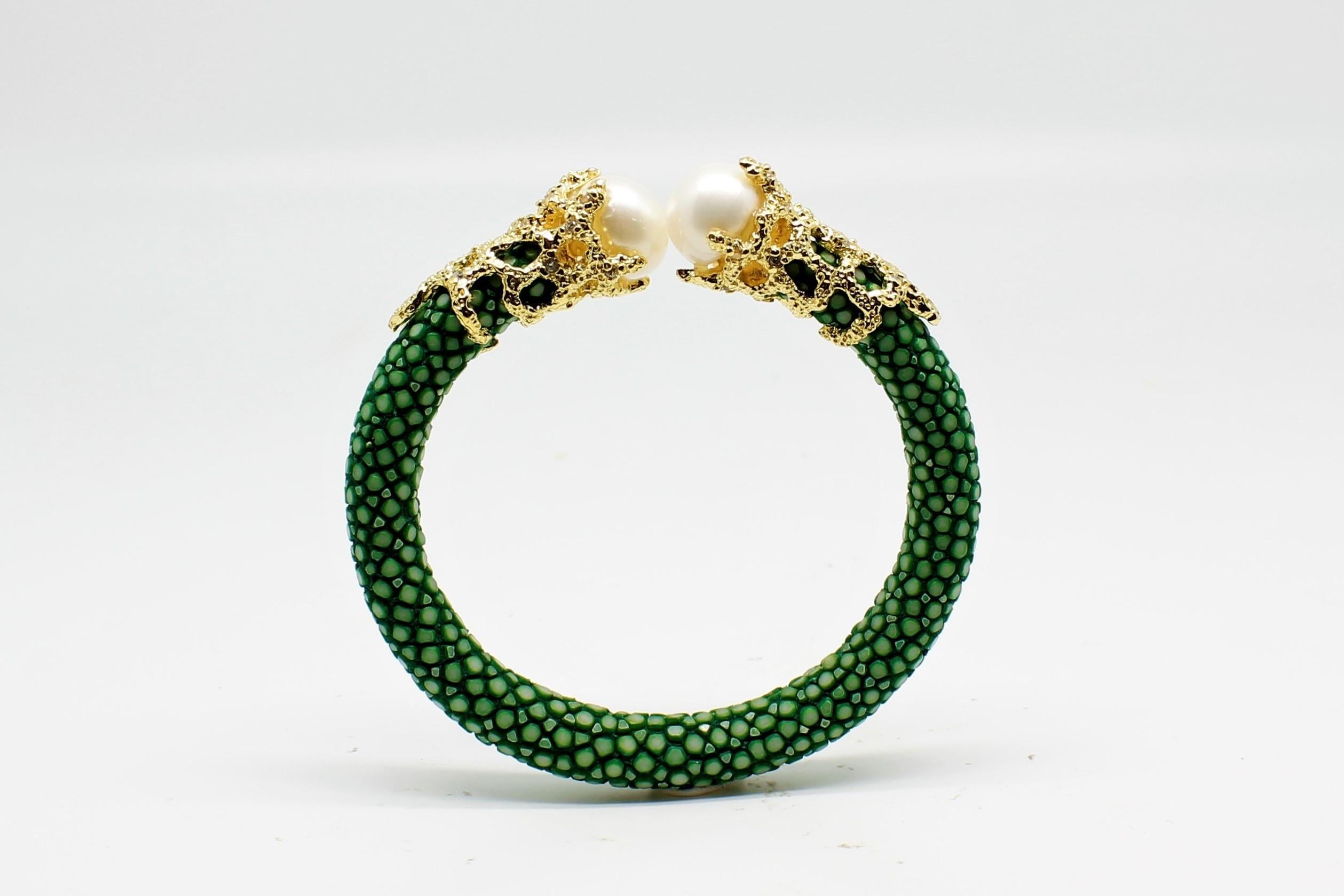 Bracelet jonc en peau de galuchat noire avec perles et zirconias blancs, plaqué or 7