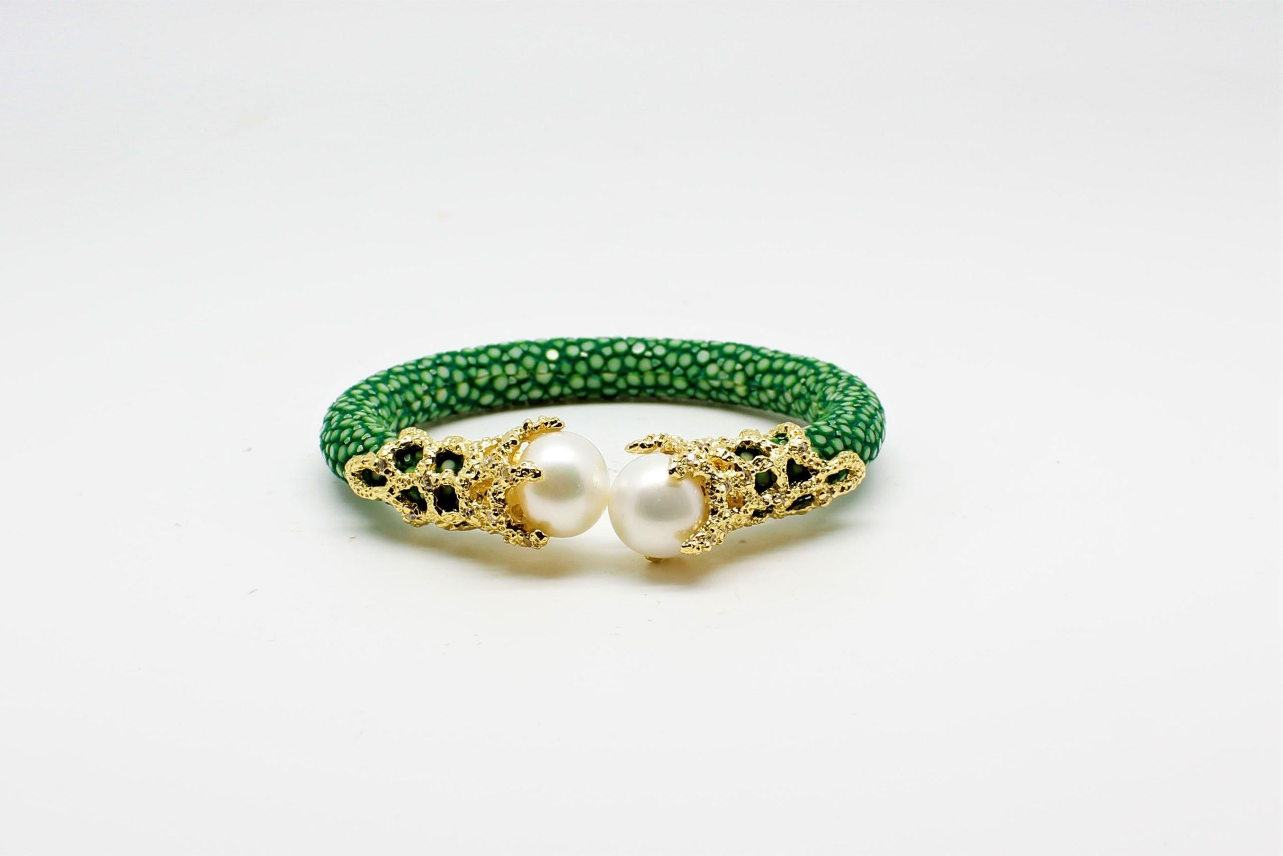 Bracelet jonc en peau de galuchat noire avec perles et zirconias blancs, plaqué or 8