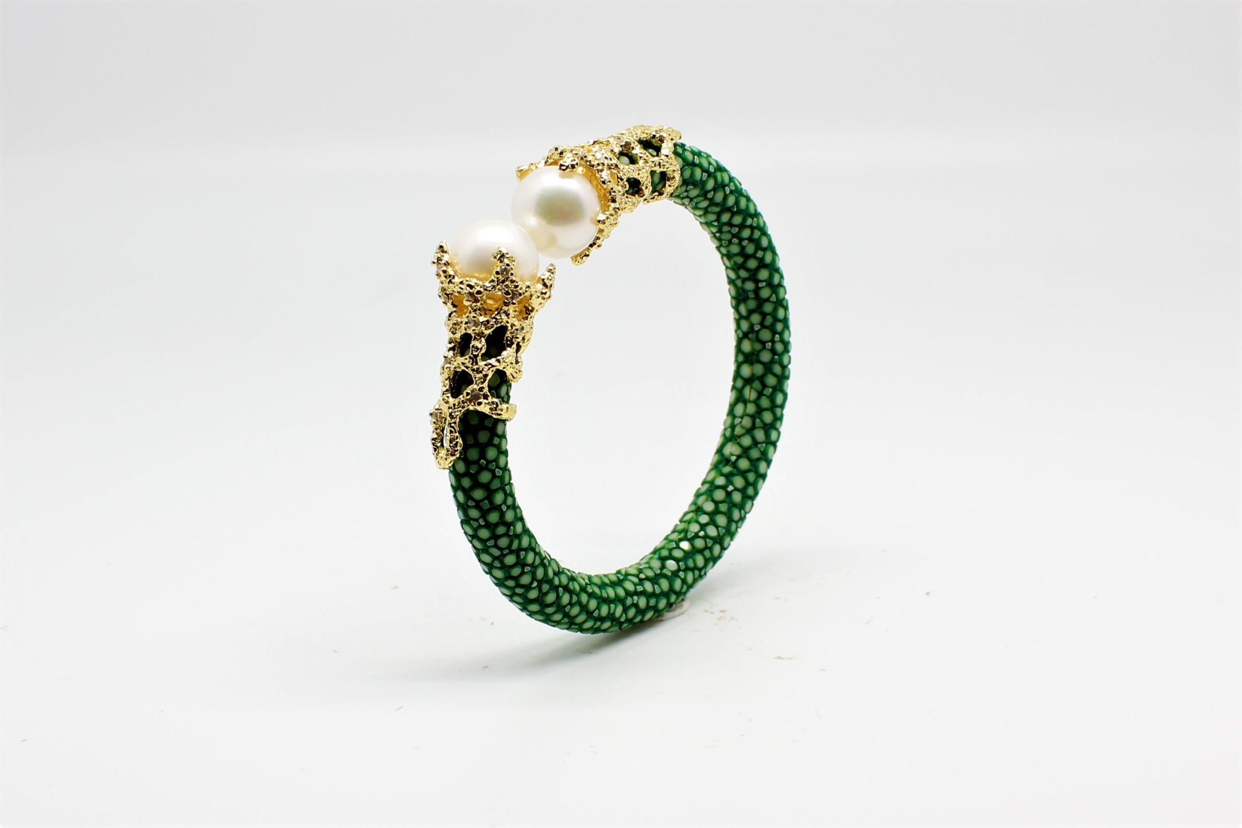Bracelet jonc en peau de galuchat noire avec perles et zirconias blancs, plaqué or 9