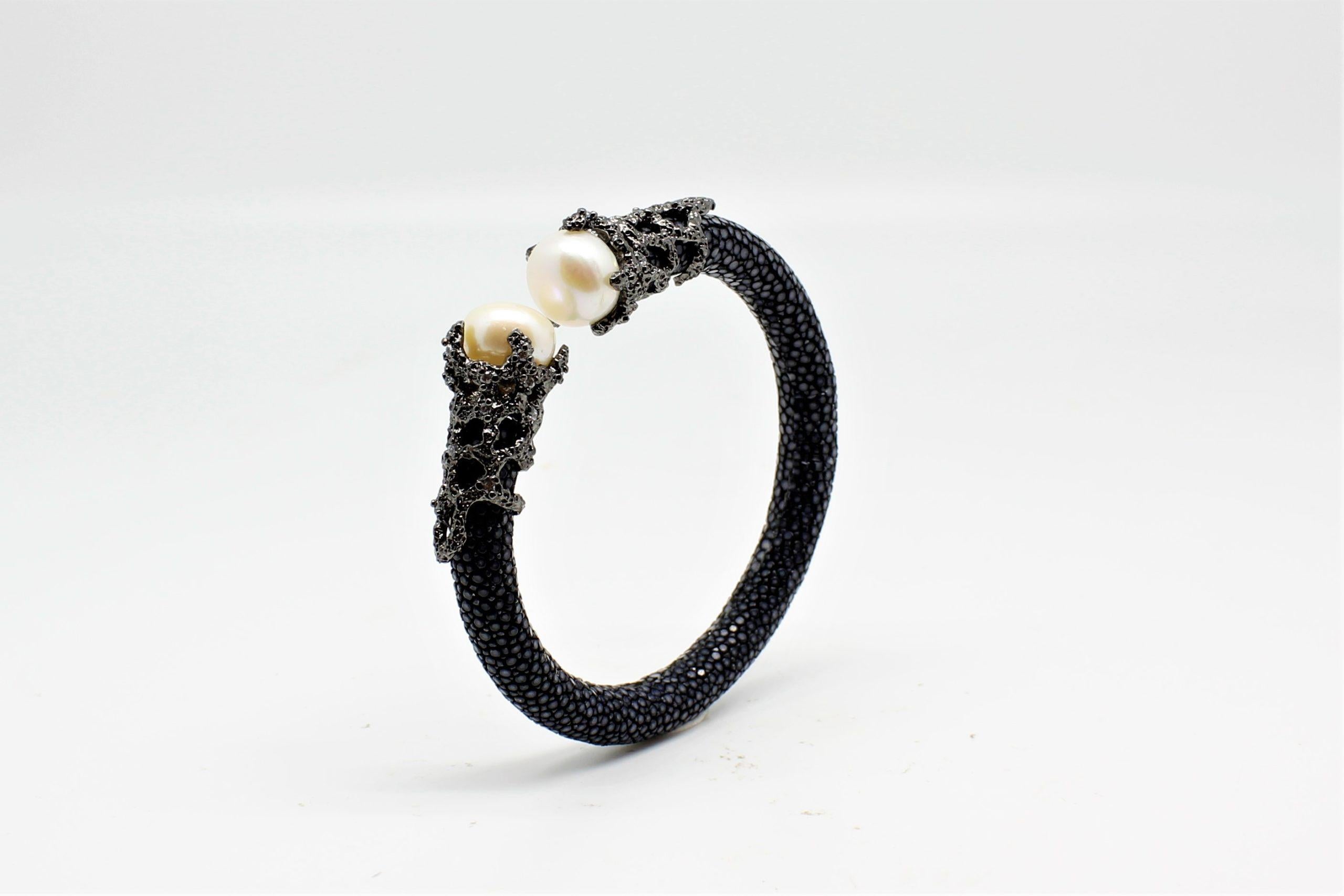 Contemporain Bracelet jonc en peau de galuchat noire avec perles et zirconias blancs, plaqué or