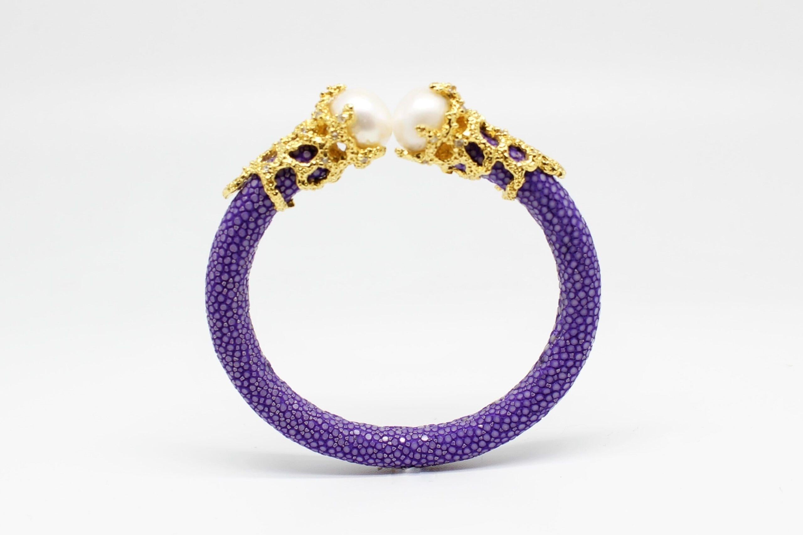 Taille ronde Bracelet jonc en peau de galuchat noire avec perles et zirconias blancs, plaqué or
