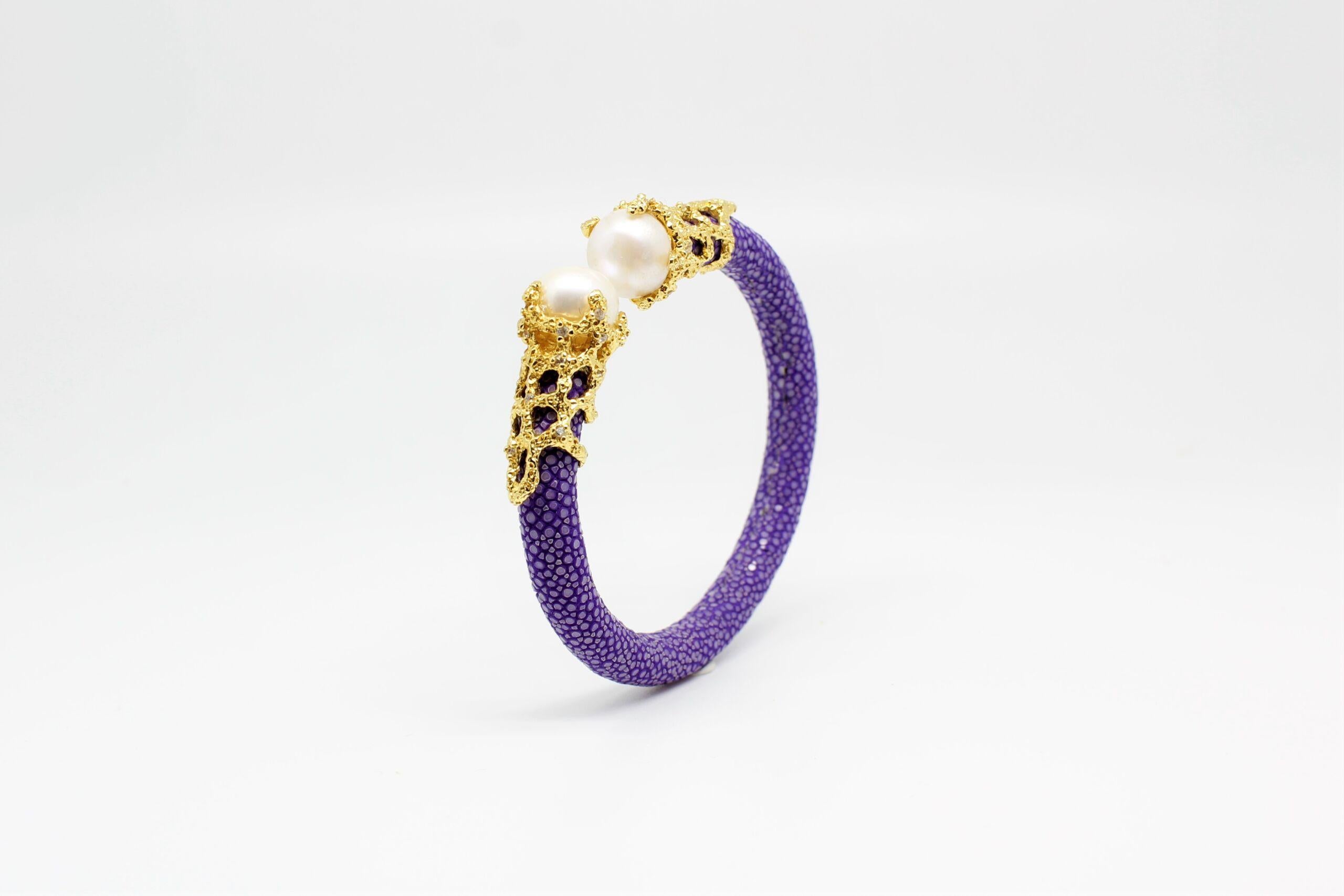 Bracelet jonc en peau de galuchat noire avec perles et zirconias blancs, plaqué or Neuf à Bilbao, ES