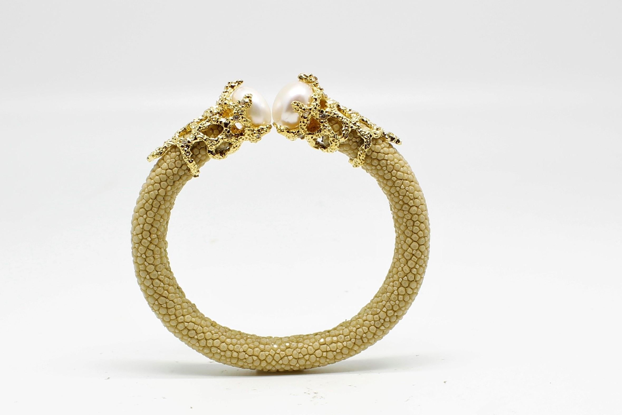  Bracelet jonc en peau de galuchat noire avec perles et zirconias blancs, plaqué or Unisexe 