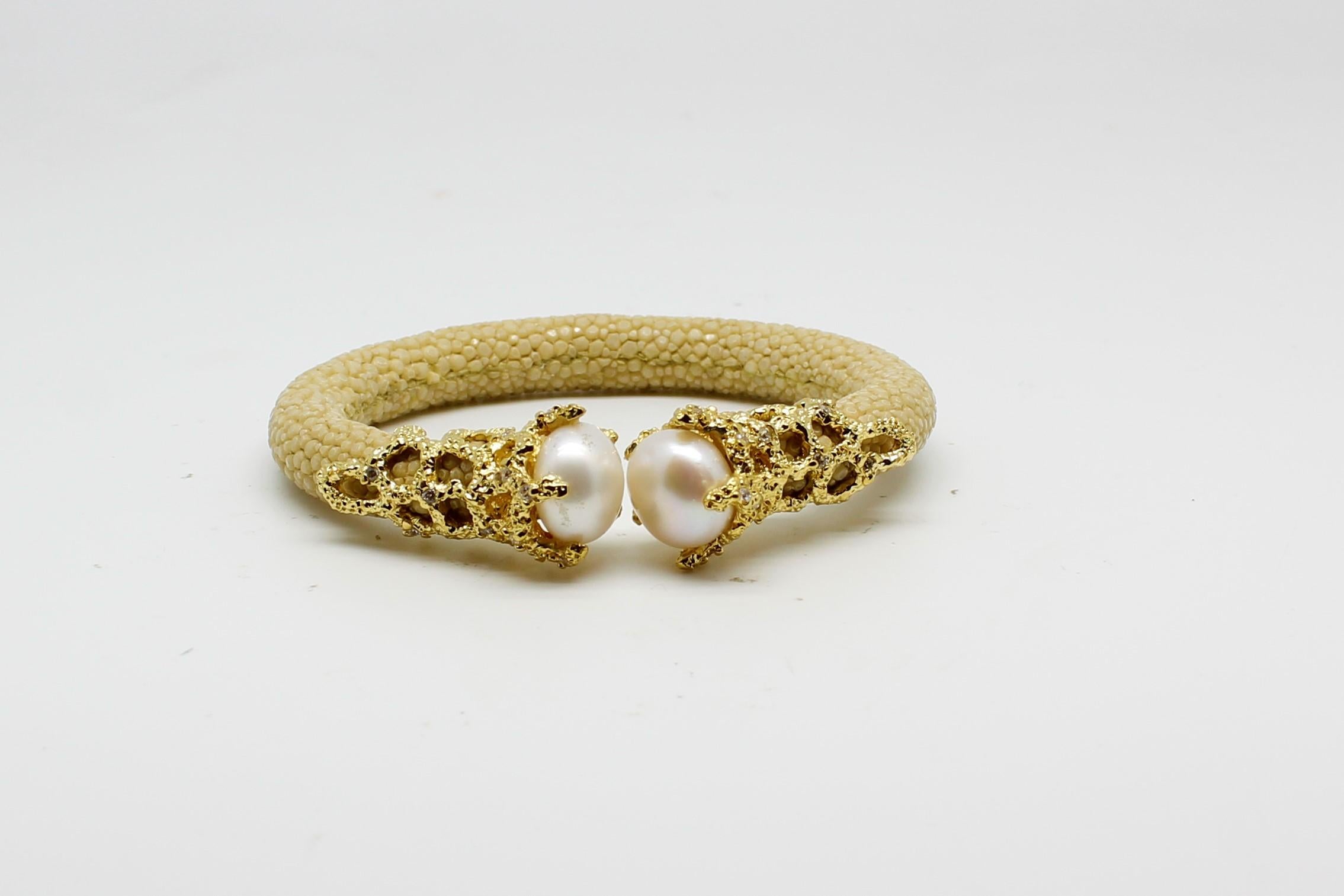 Bracelet jonc en peau de galuchat noire avec perles et zirconias blancs, plaqué or 1