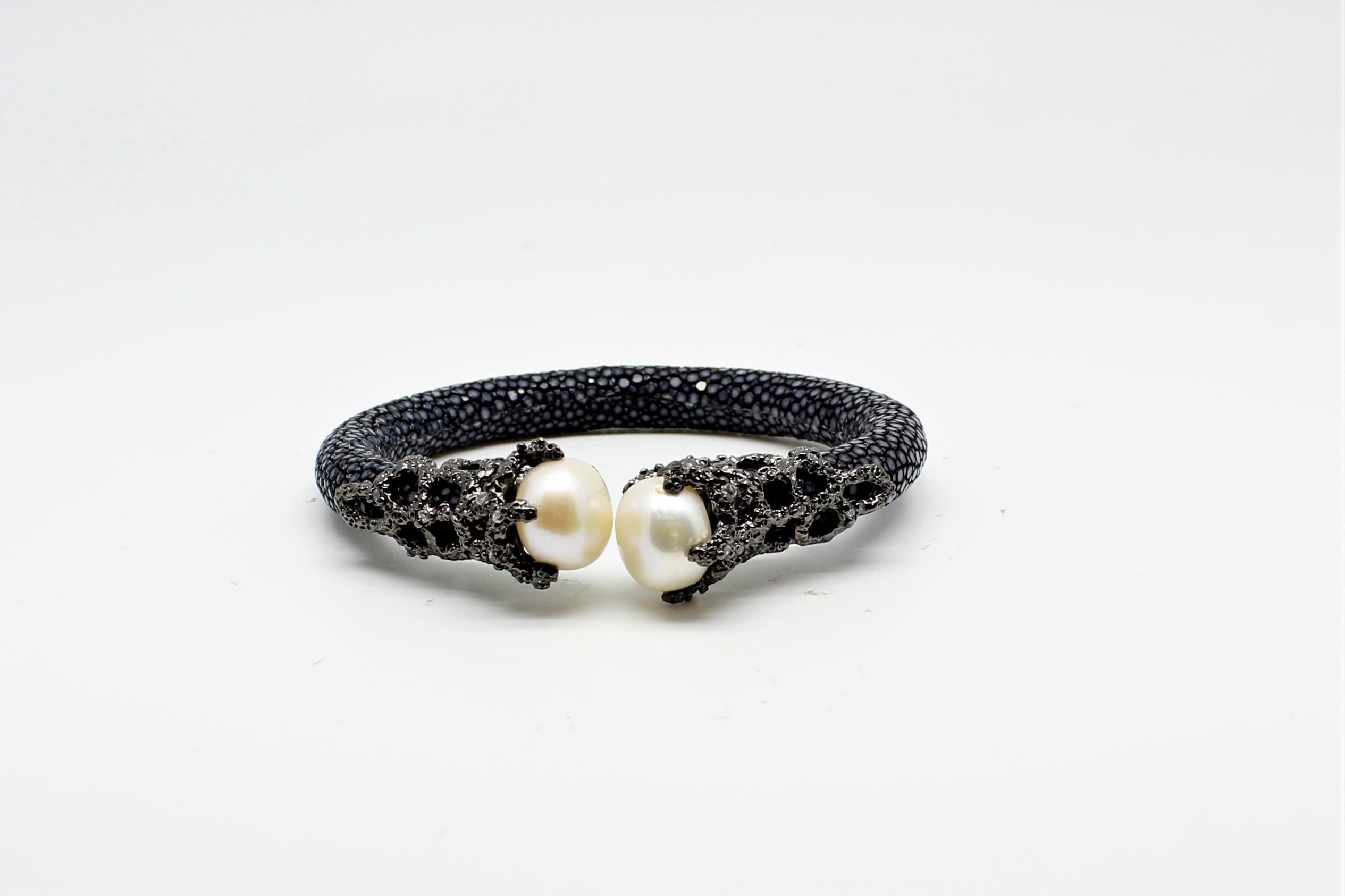 Bracelet jonc en peau de galuchat noire avec perles et zirconias blancs, plaqué or 2