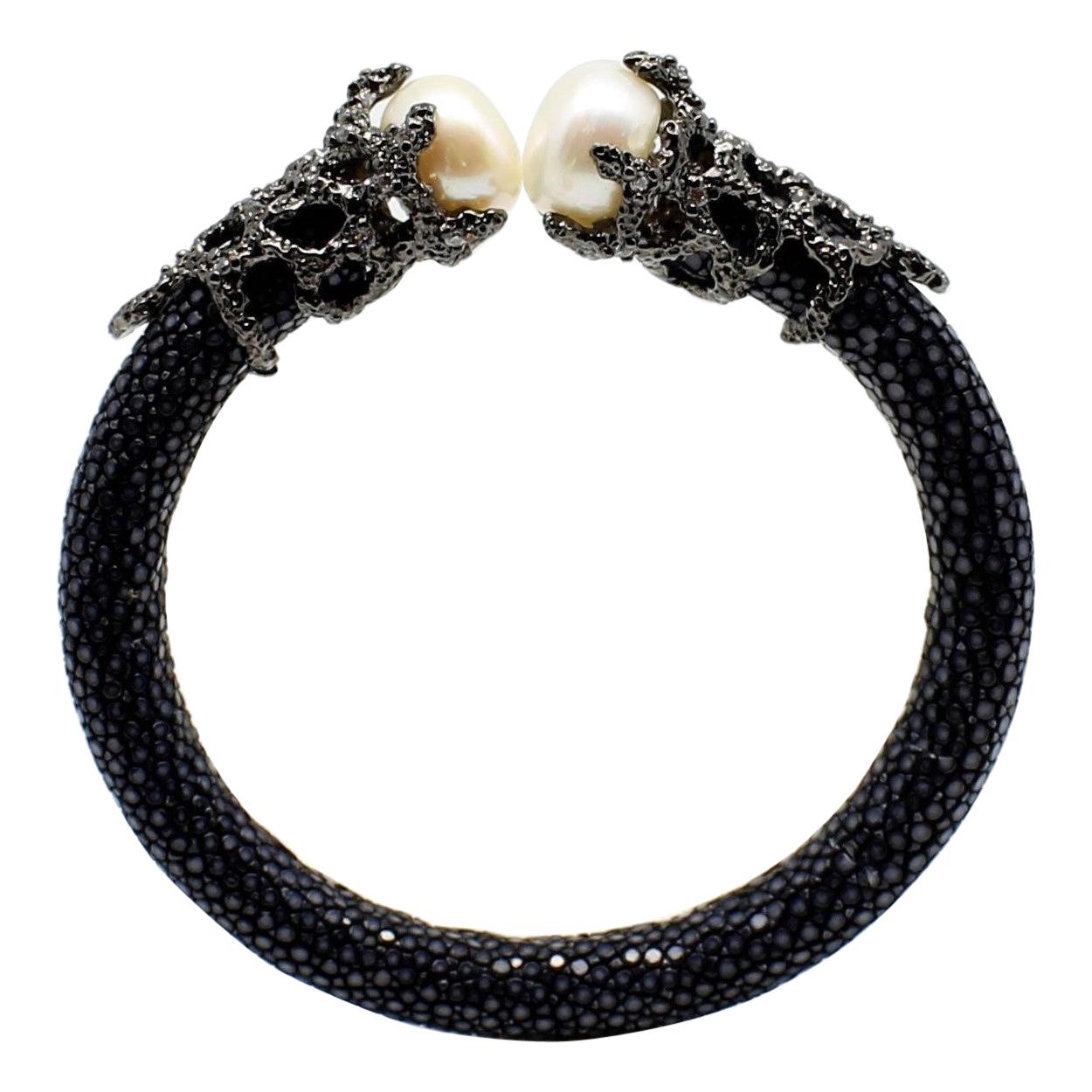 Bracelet jonc en peau de galuchat noire avec perles et zirconias blancs, plaqué or