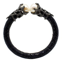 Bracelet jonc en peau de galuchat noire avec perles et zirconias blancs, plaqué or