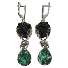 Orecchini di granato nero con malachite chatoyant