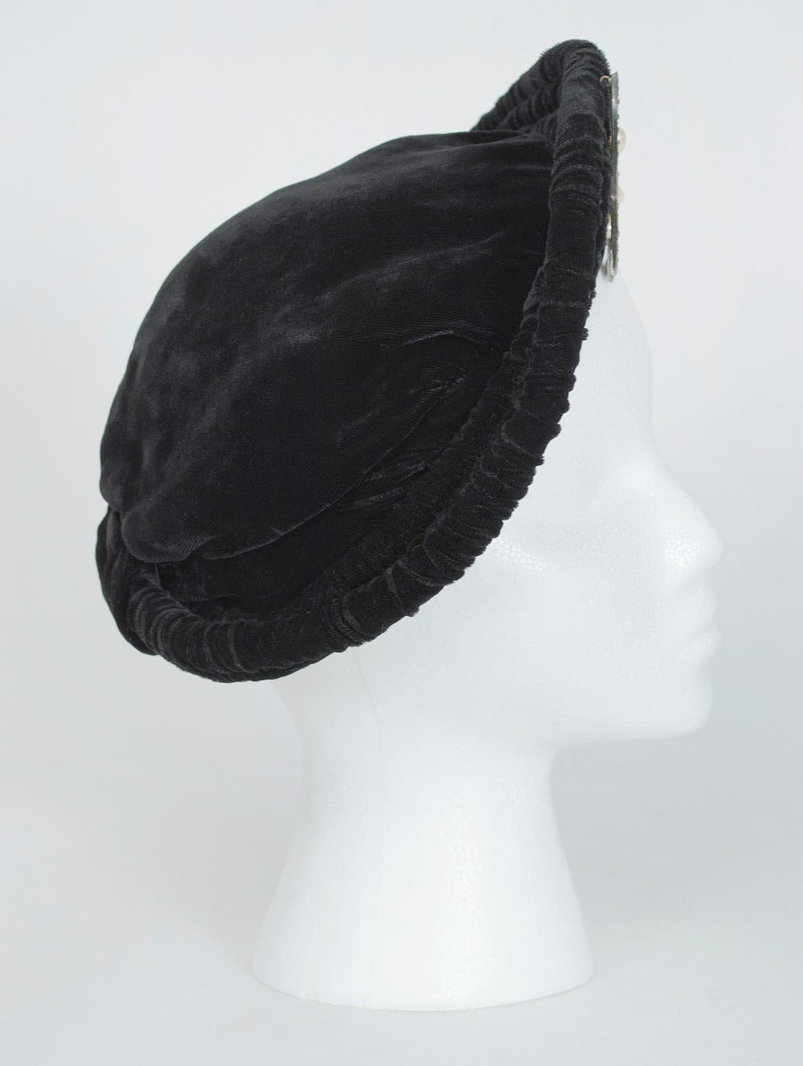 Béret en velours de soie noir froncé avec broche en strass et perles - S, 1930 Bon état - En vente à Tucson, AZ