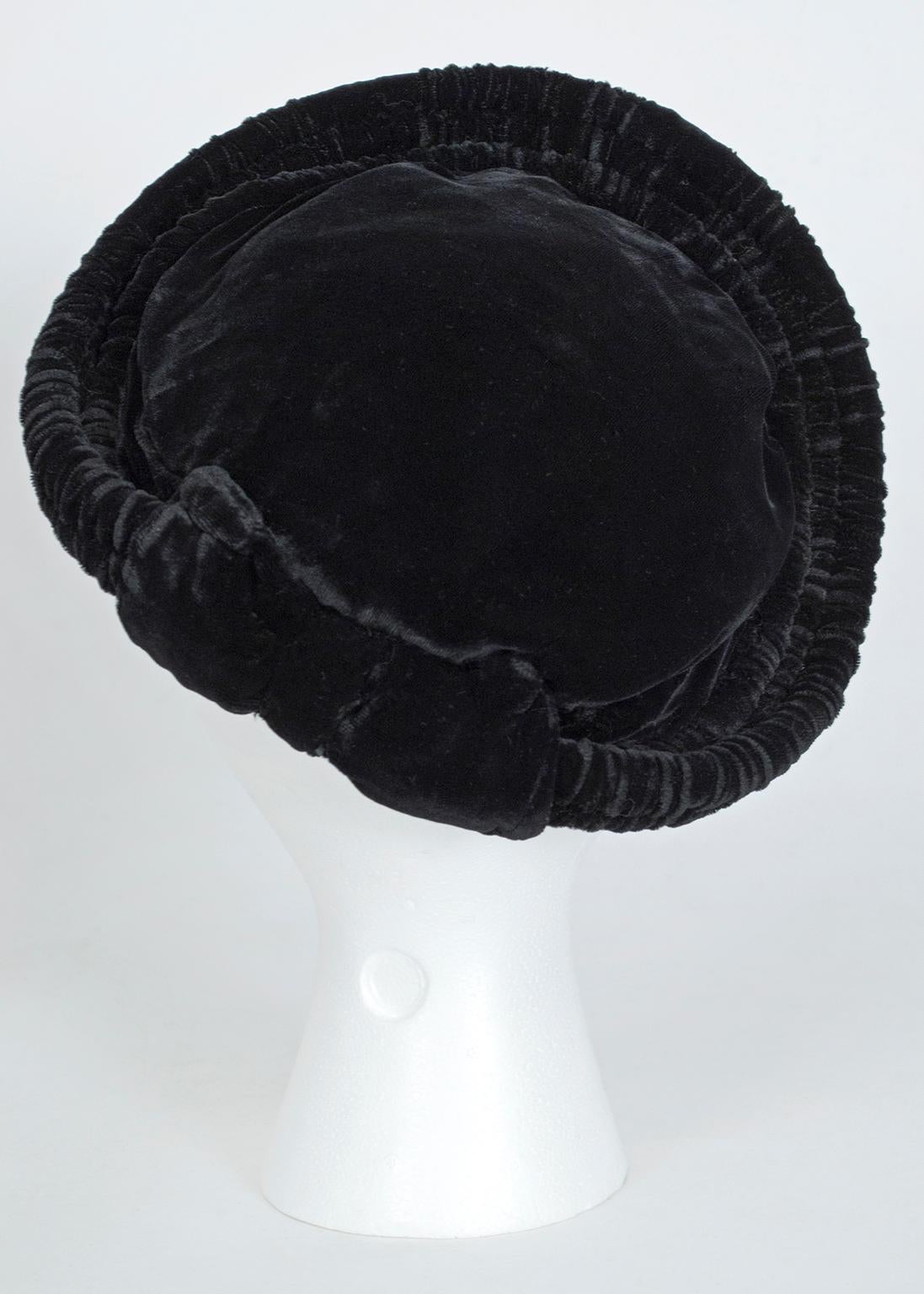 Black Gathered Silk Velvet Puff Beret with Rhinestone and Pearl Brooch – S, 1930 In Good Condition For Sale In Tucson, AZ