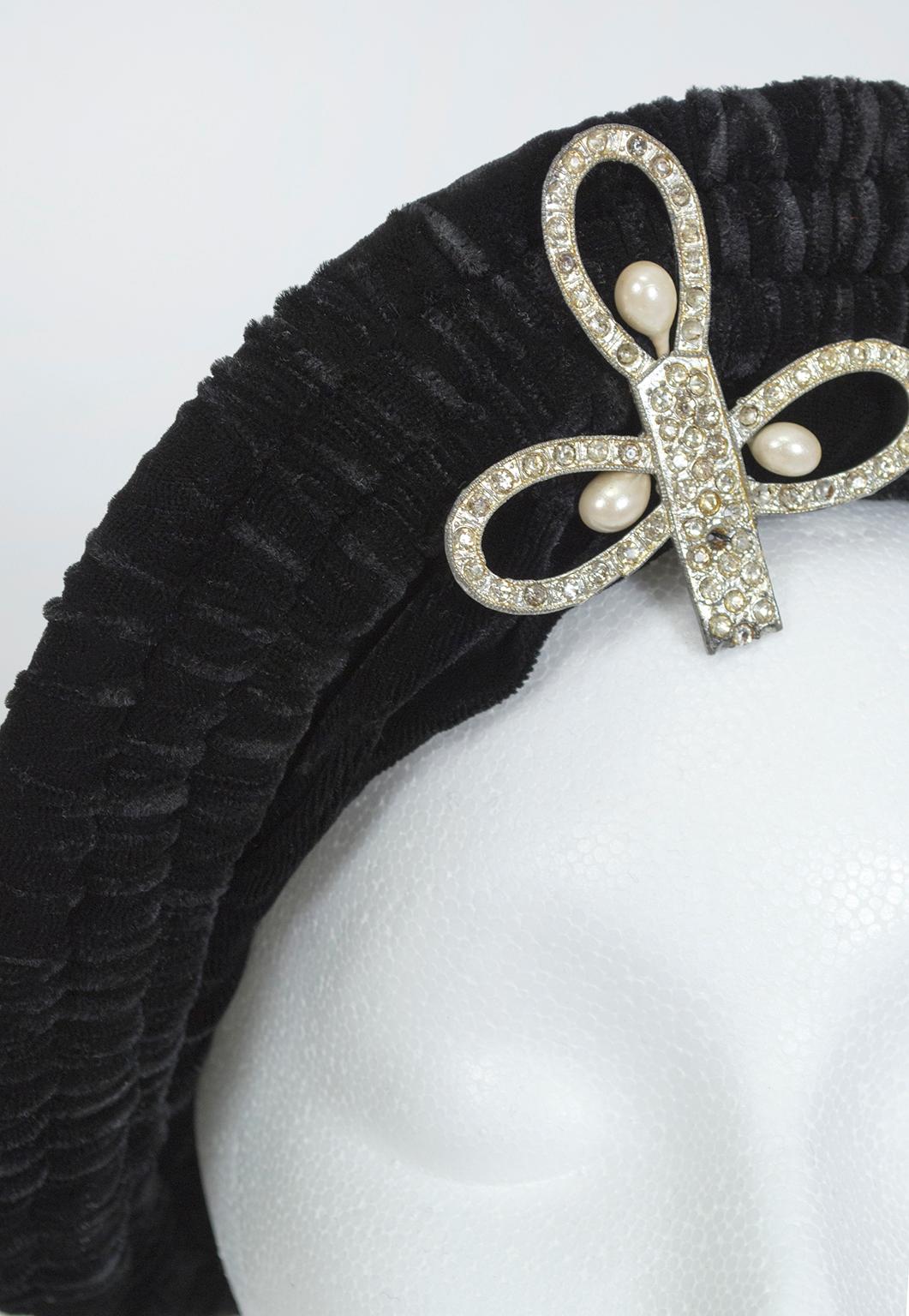 Women's Black Gathered Silk Velvet Puff Beret with Rhinestone and Pearl Brooch – S, 1930 For Sale