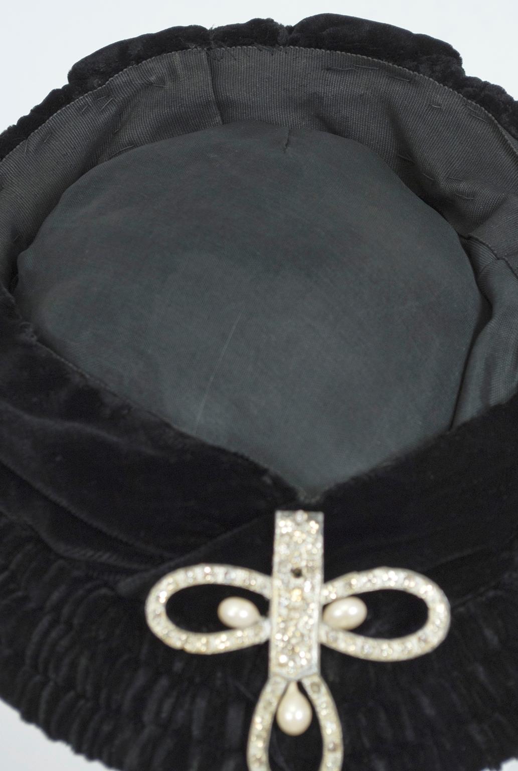 Black Gathered Silk Velvet Puff Beret with Rhinestone and Pearl Brooch – S, 1930 For Sale 1