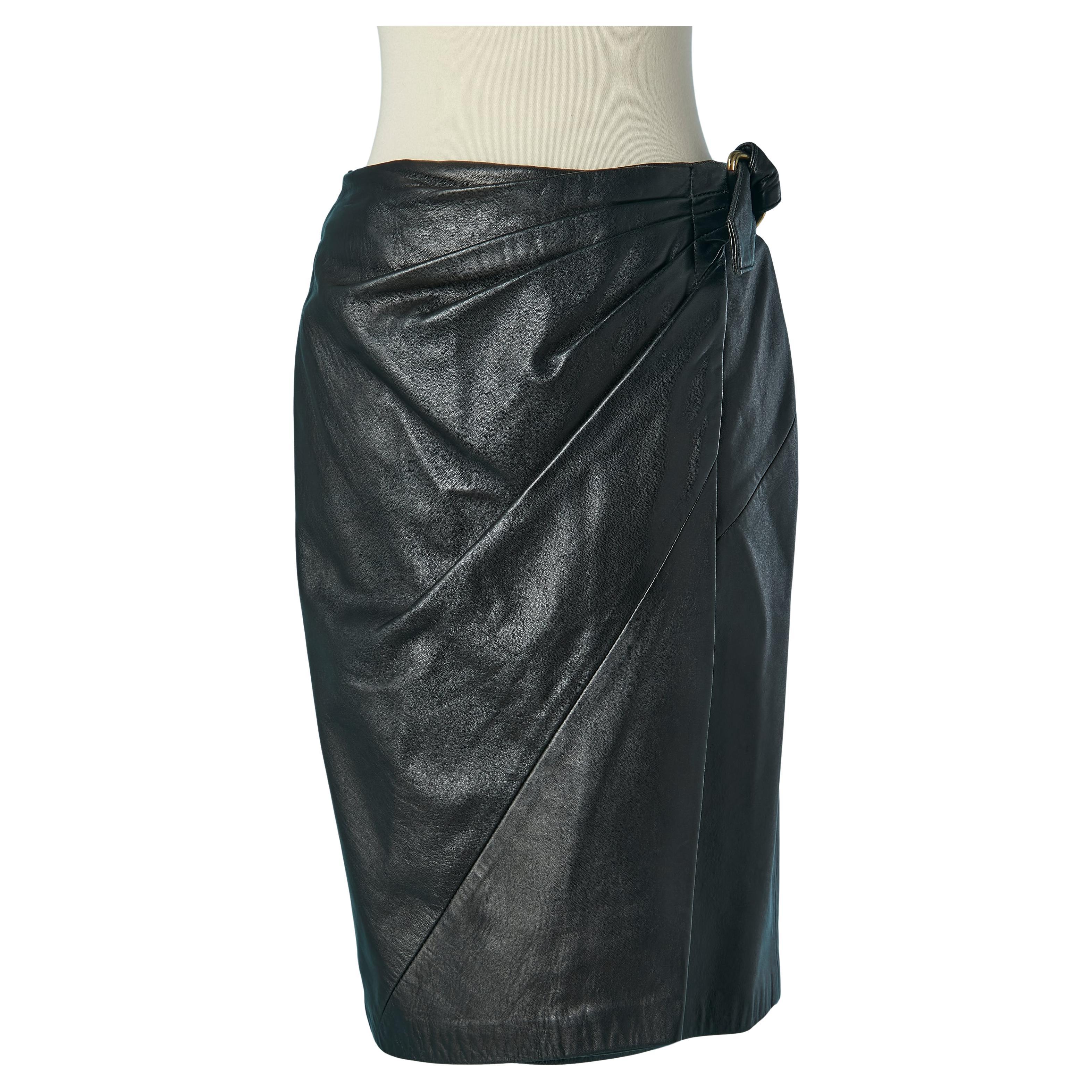 Jupe enveloppée en cuir véritable noir avec boucle en métal doré sur le côté SIENA