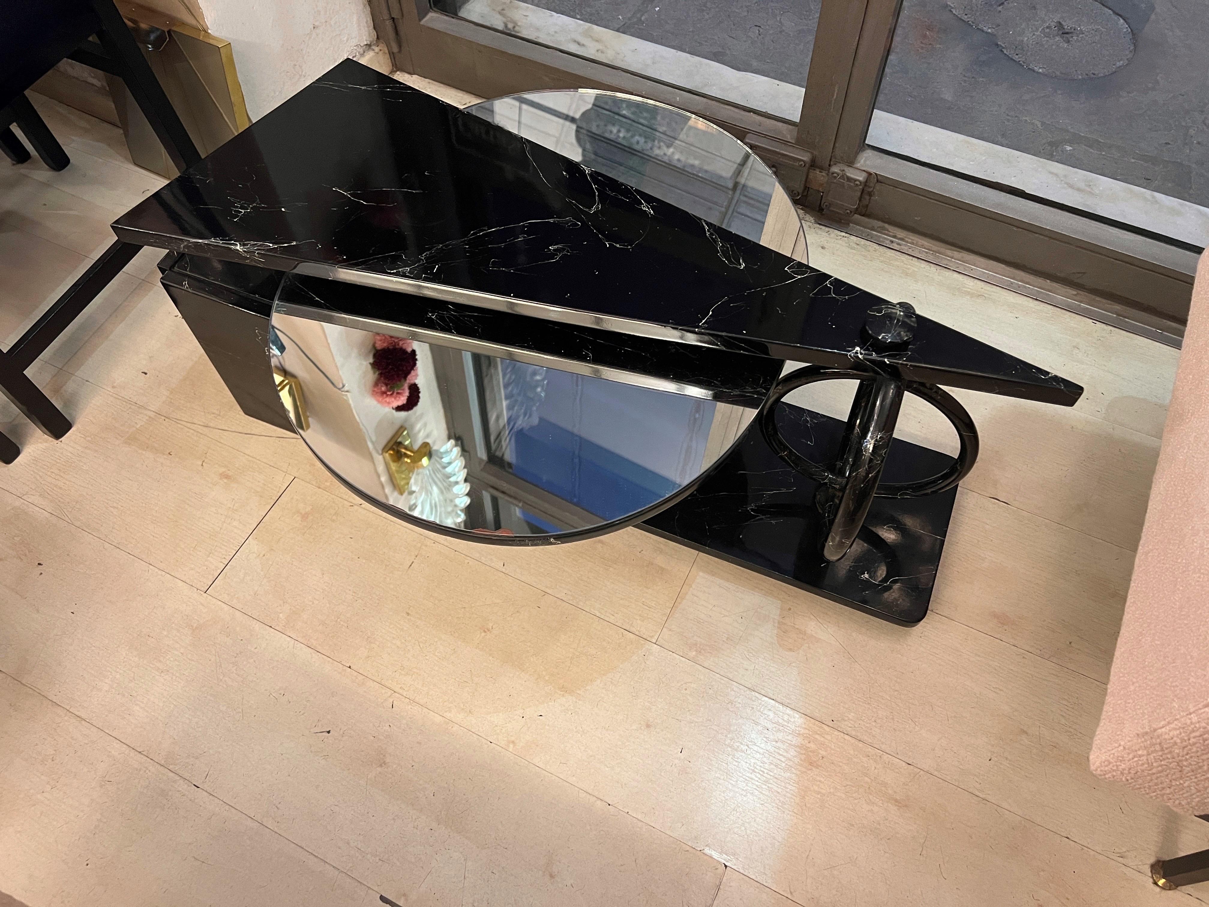 Moderne Table basse géométrique noire avec plateau miroir ovale rotatif 1980 en vente