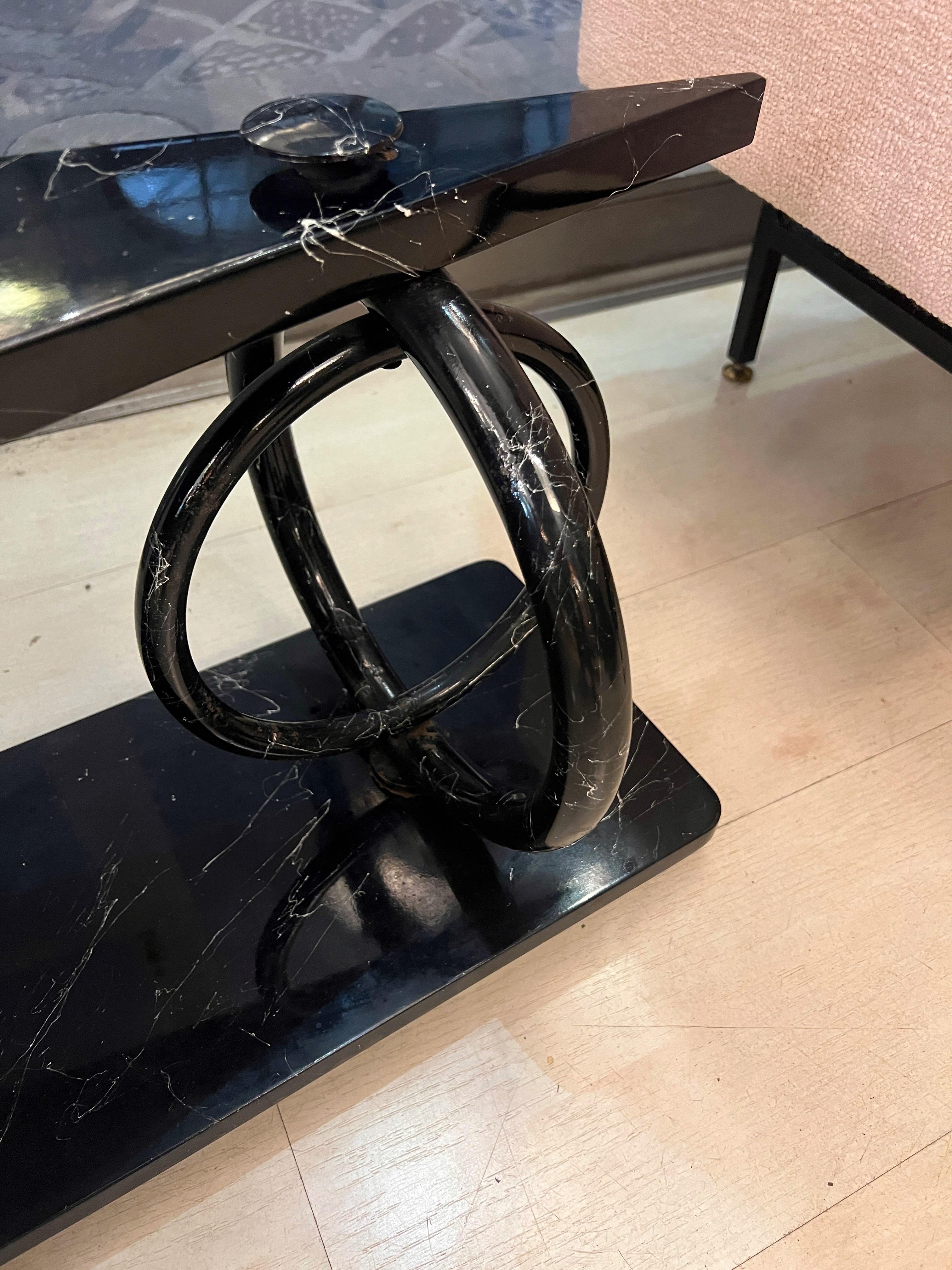 italien Table basse géométrique noire avec plateau miroir ovale rotatif 1980 en vente