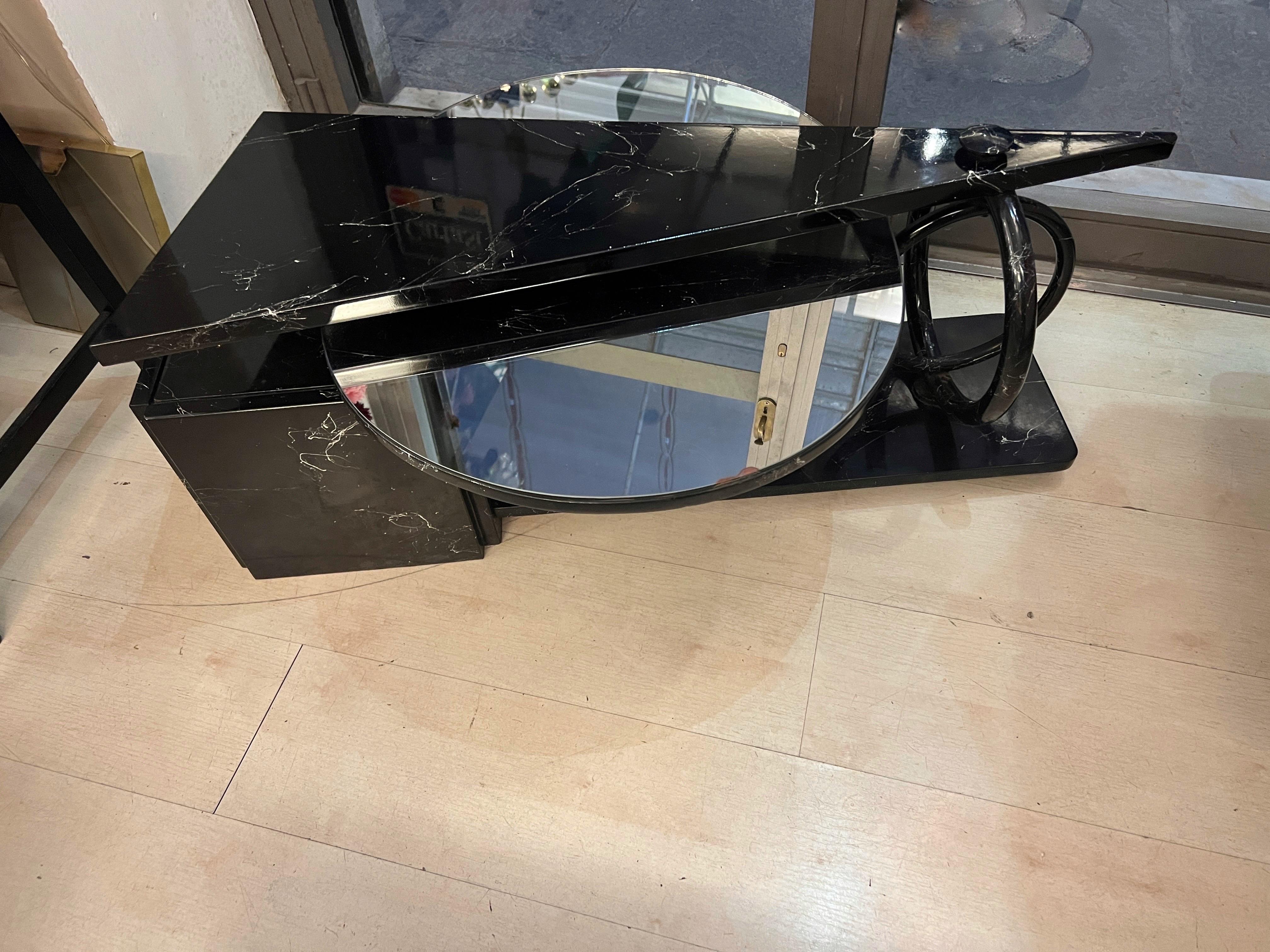Table basse géométrique noire avec plateau miroir ovale rotatif 1980 Bon état - En vente à Florence, IT