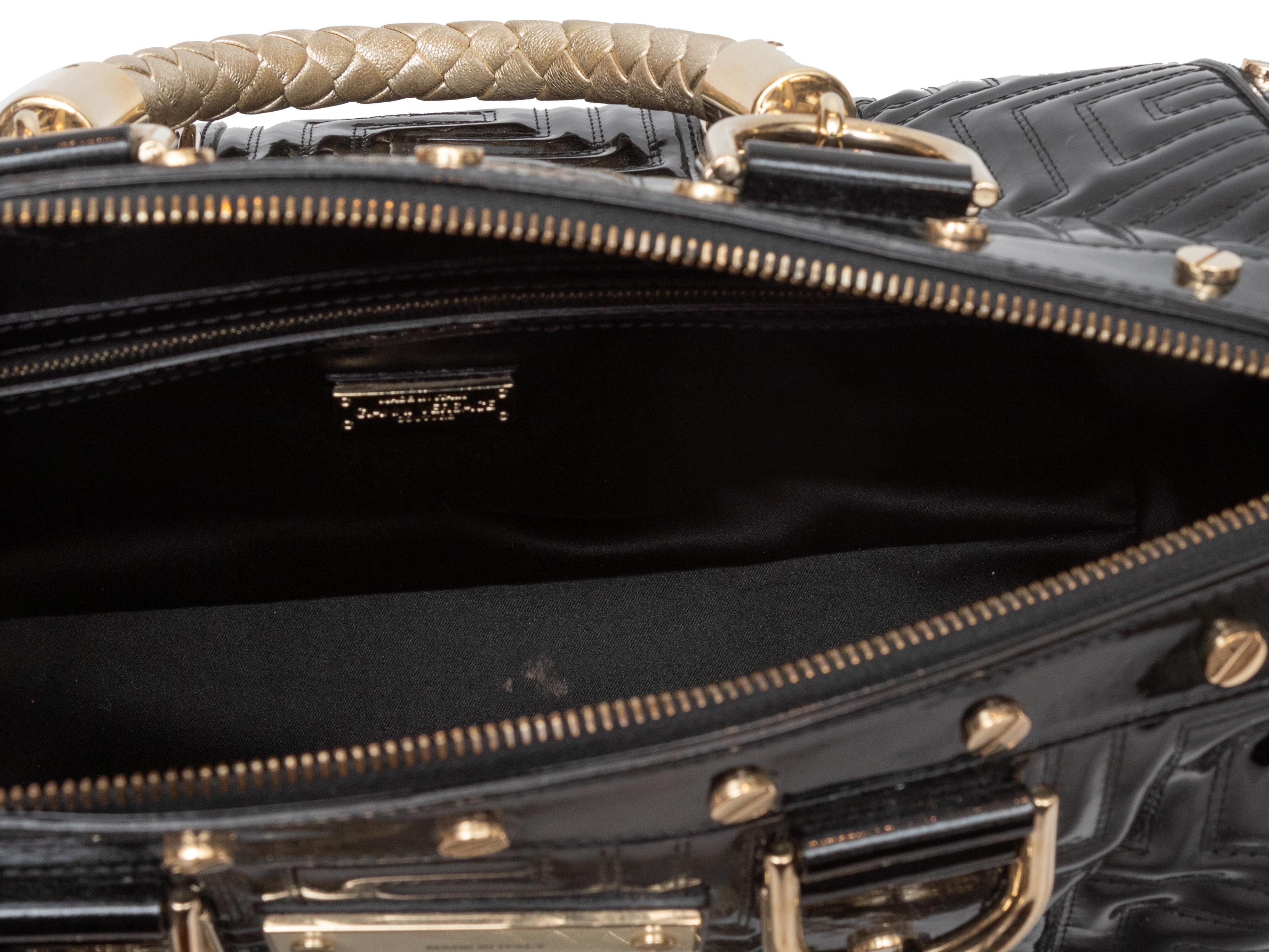 Schwarz Gianni Versace Patent Leder Snap Out Of It Handtasche. Diese Handtasche hat ein Gehäuse aus Lackleder, goldfarbene Beschläge, ein Innenfach mit Reißverschluss, zwei geflochtene Griffe und einen Reißverschluss oben. 13