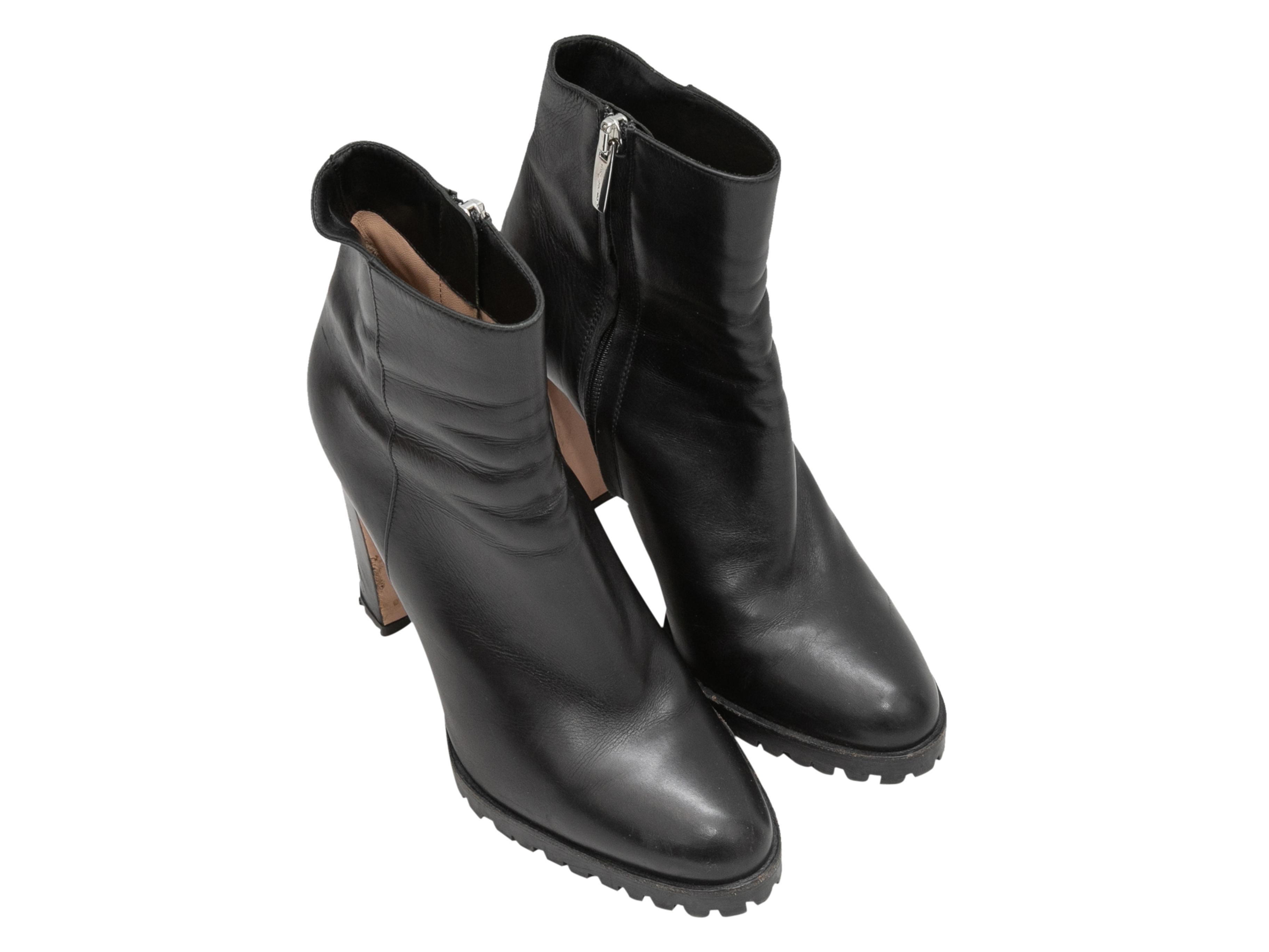 Black leather heeled ankle boots by Gianvito Rossi. Block heels. Zip closures at inner sides. 4.25