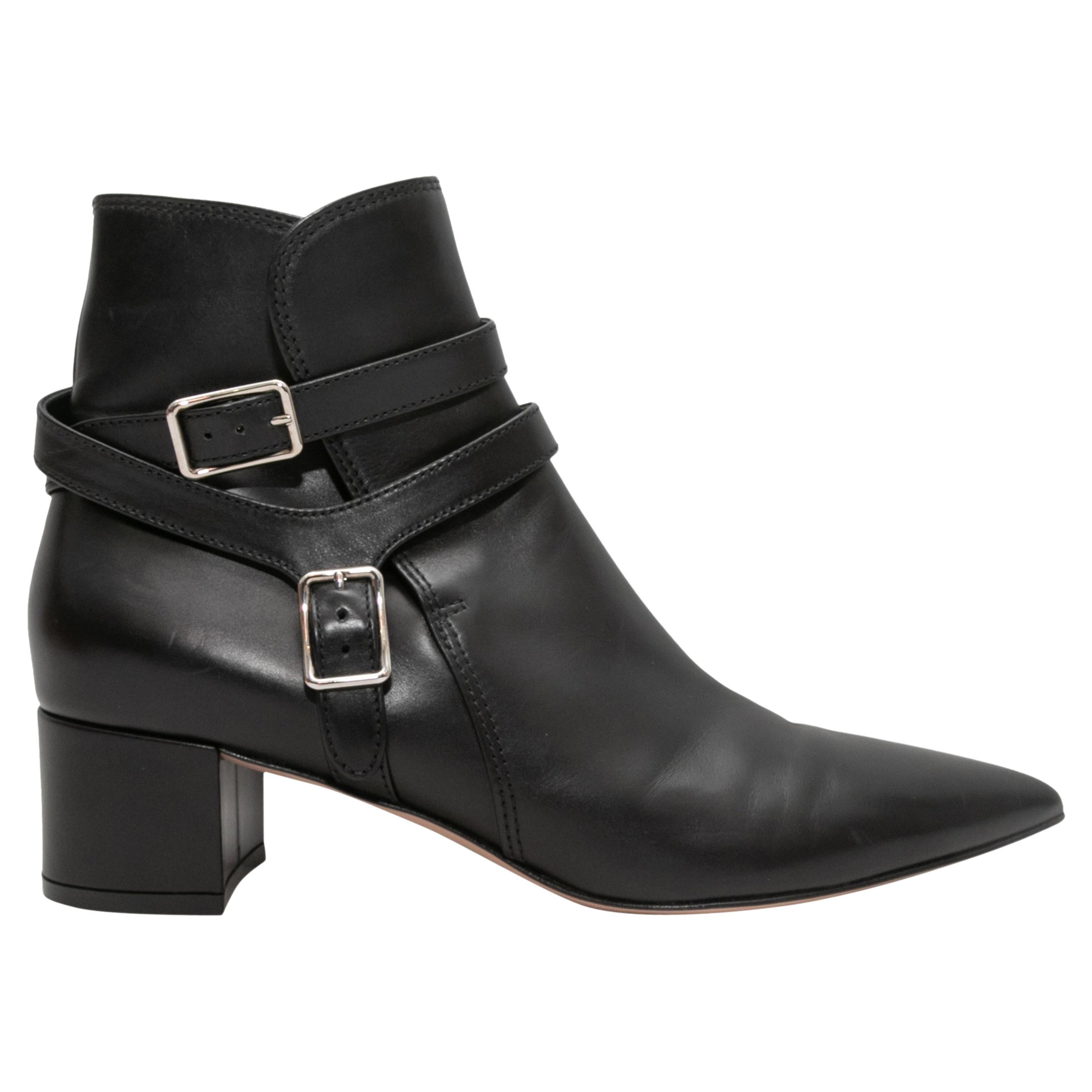Black Gianvito Rossi Pointed-Toe Buckle Ankle Boots Size 39 For Sale