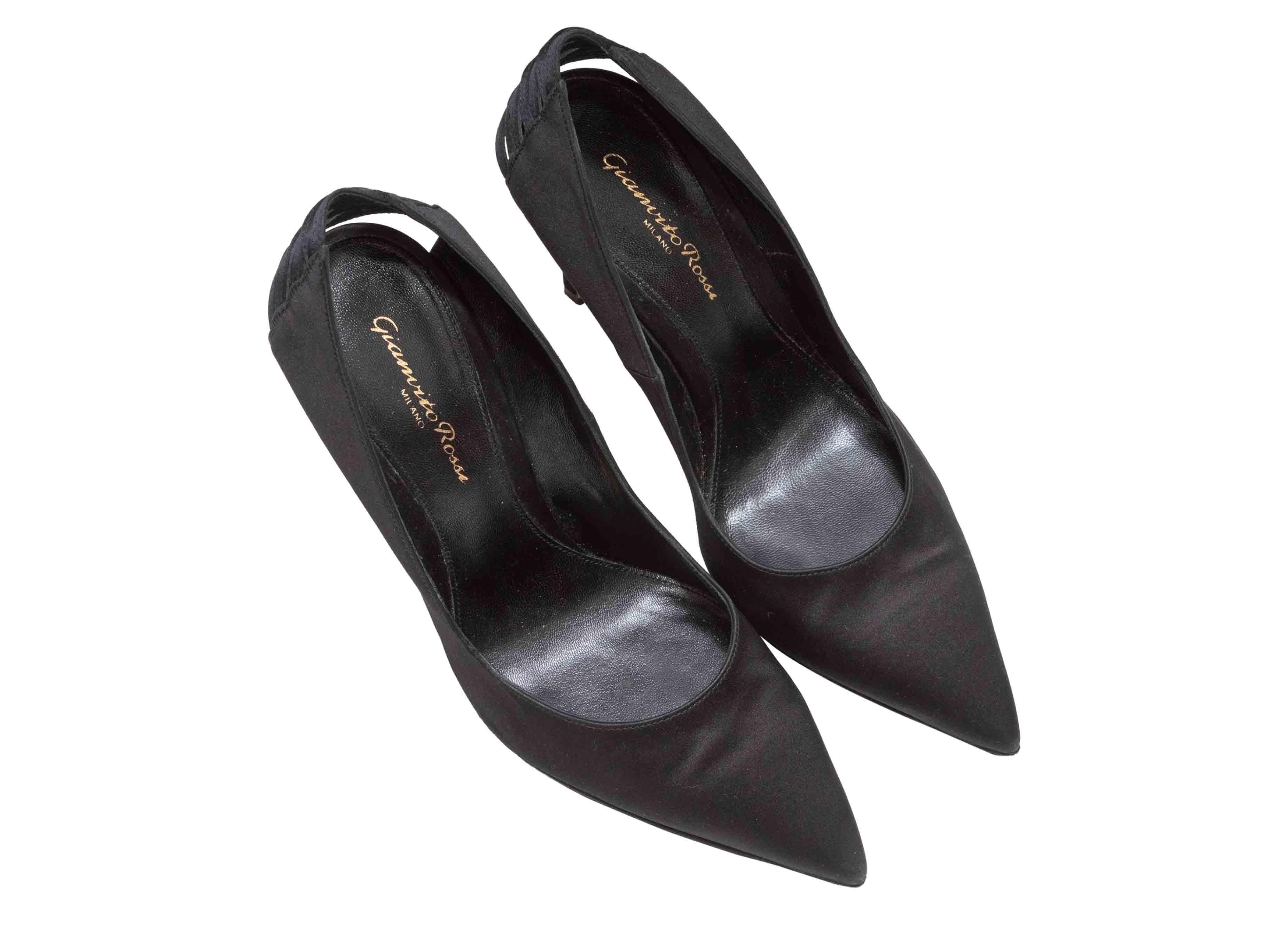 Escarpins à bouts pointus en satin noir de Gianvito Rossi. Découpe au niveau du talon. Hauteur de talon de 4,25