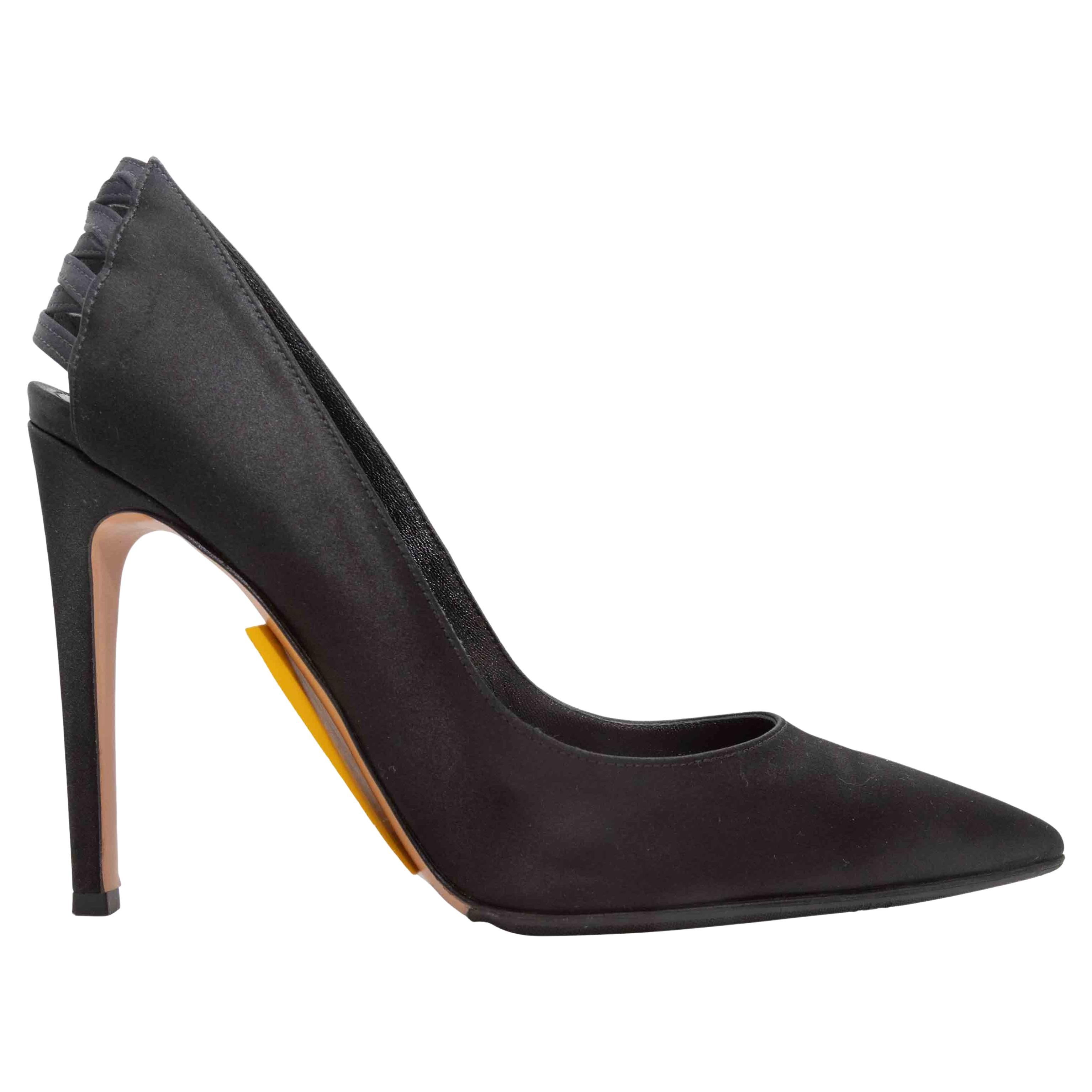 Escarpins à bout pointu en satin noir Gianvito Rossi Taille 38.5