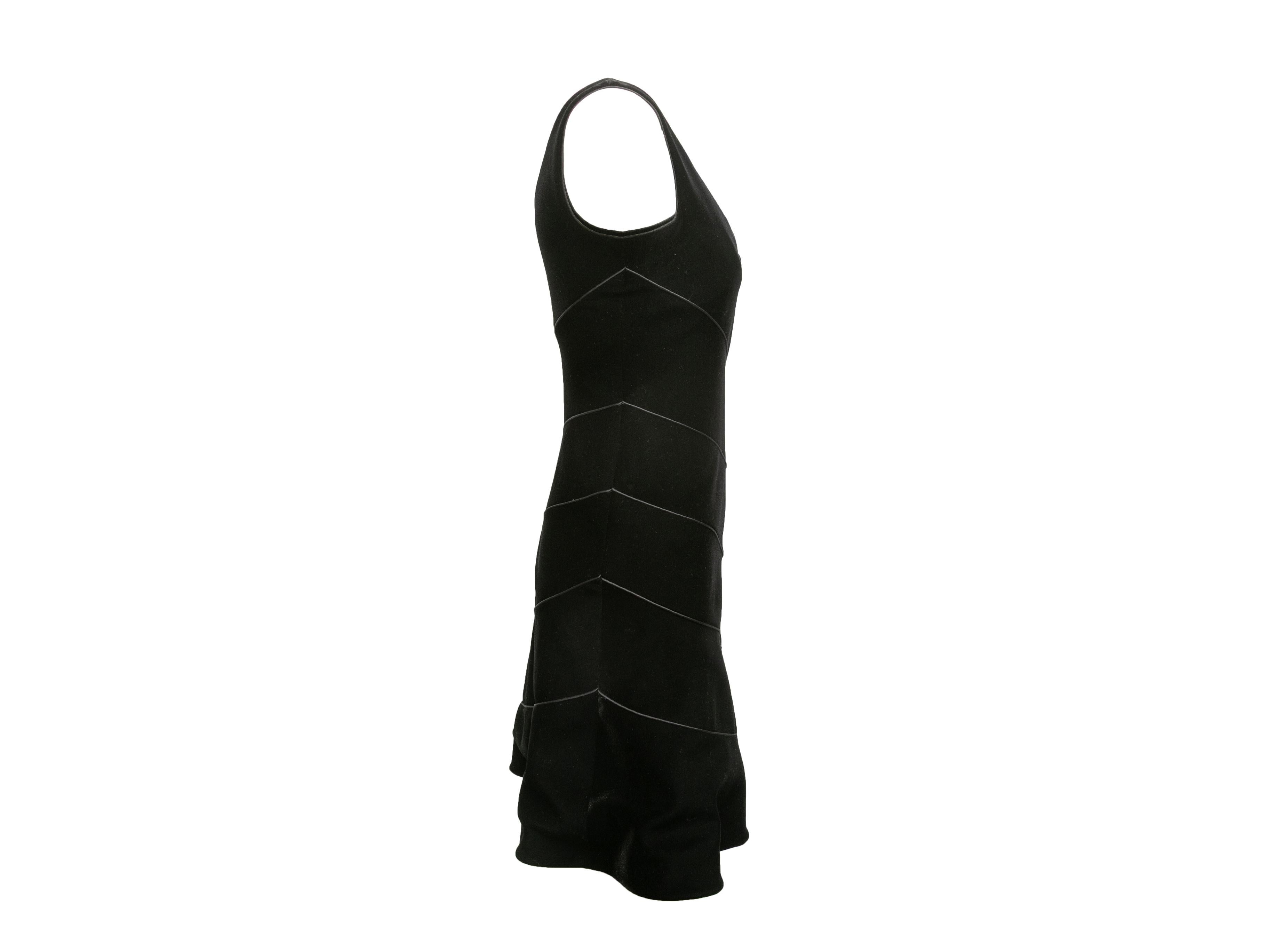 Mini abito senza maniche con cinturino asimmetrico in velluto nero di Giorgio Armani. Scollo a V. Seno di 28