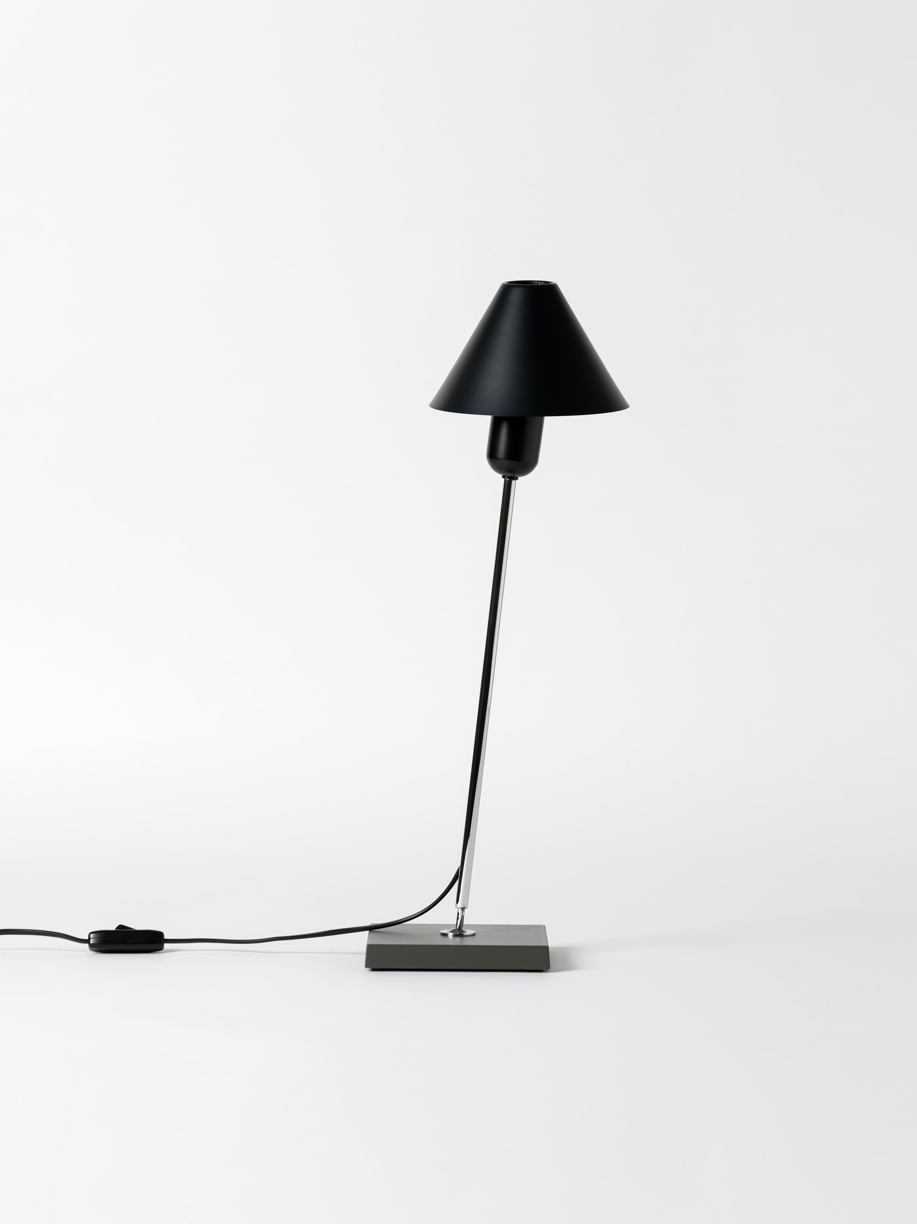 Black Gira table lamp by Miguel Milá
Dimensions: D 16 x H 54 cm
Materials: Aluminum.
Available in 3 colors: Aluminum, black and brass.

The Gira lamp has all the simplicity and the profile of a classic. This lamp encapsulates all the essential