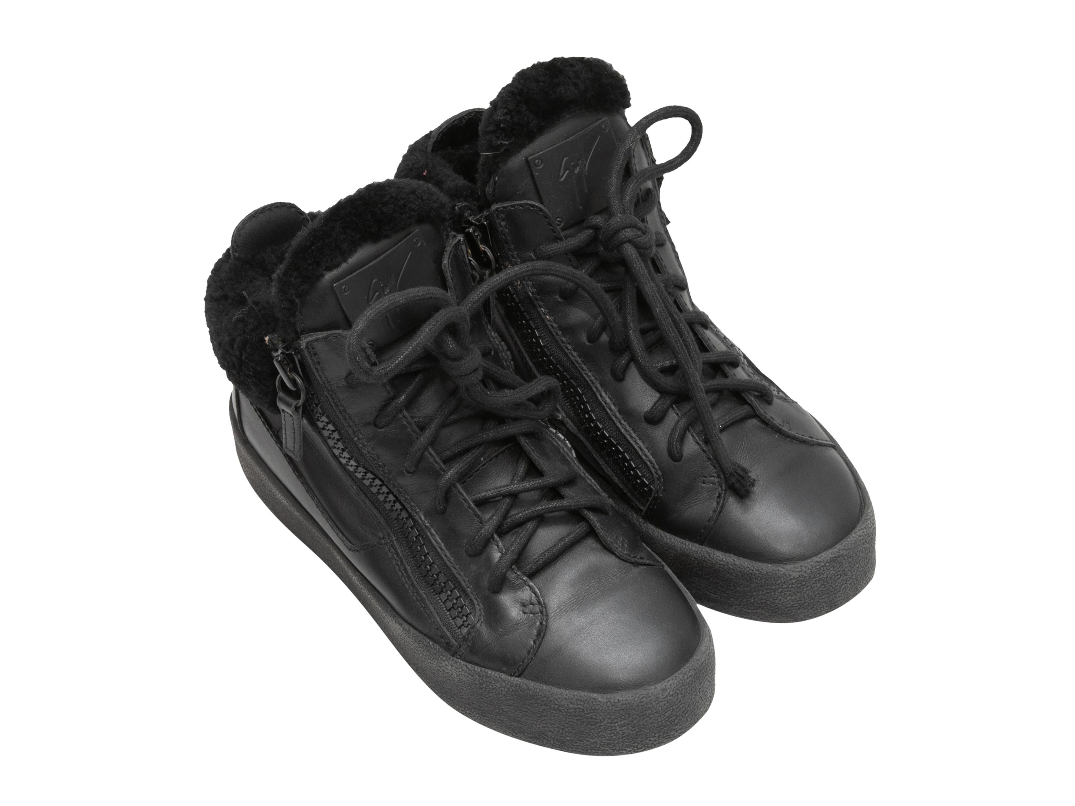 Schwarze High-Top-Sneaker aus Leder mit Scherenbesatz von Giuseppe Zanotti. Sohlen aus Gummi. Schnürung an den Oberteilen. Reißverschlüsse an den Seiten. 1