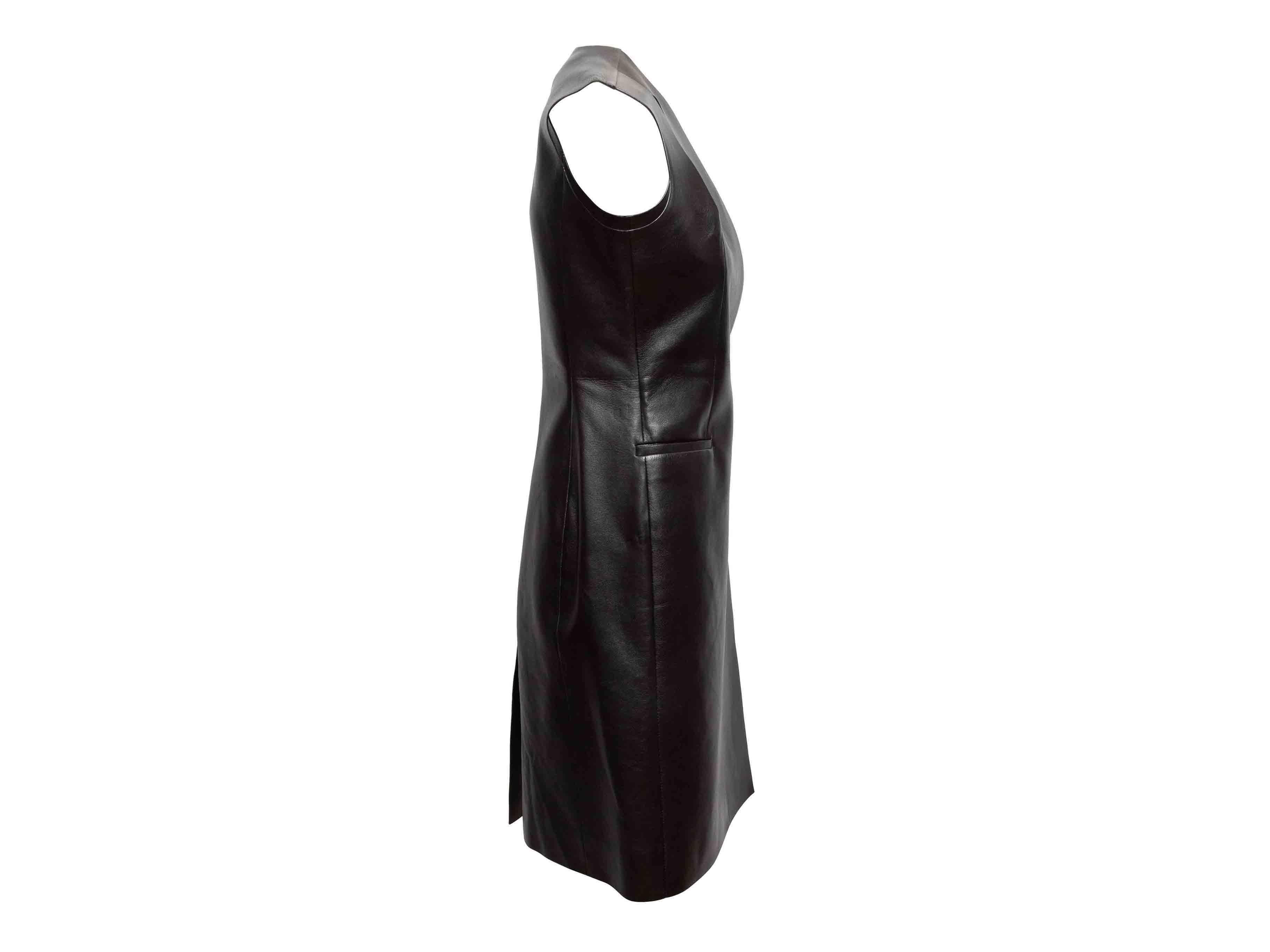 Schwarzes ärmelloses Kleid mit Lederausschnitt von Givenchy. Überlappender Ausschnitt. Vorderer silberfarbener Metallverschluss. 34