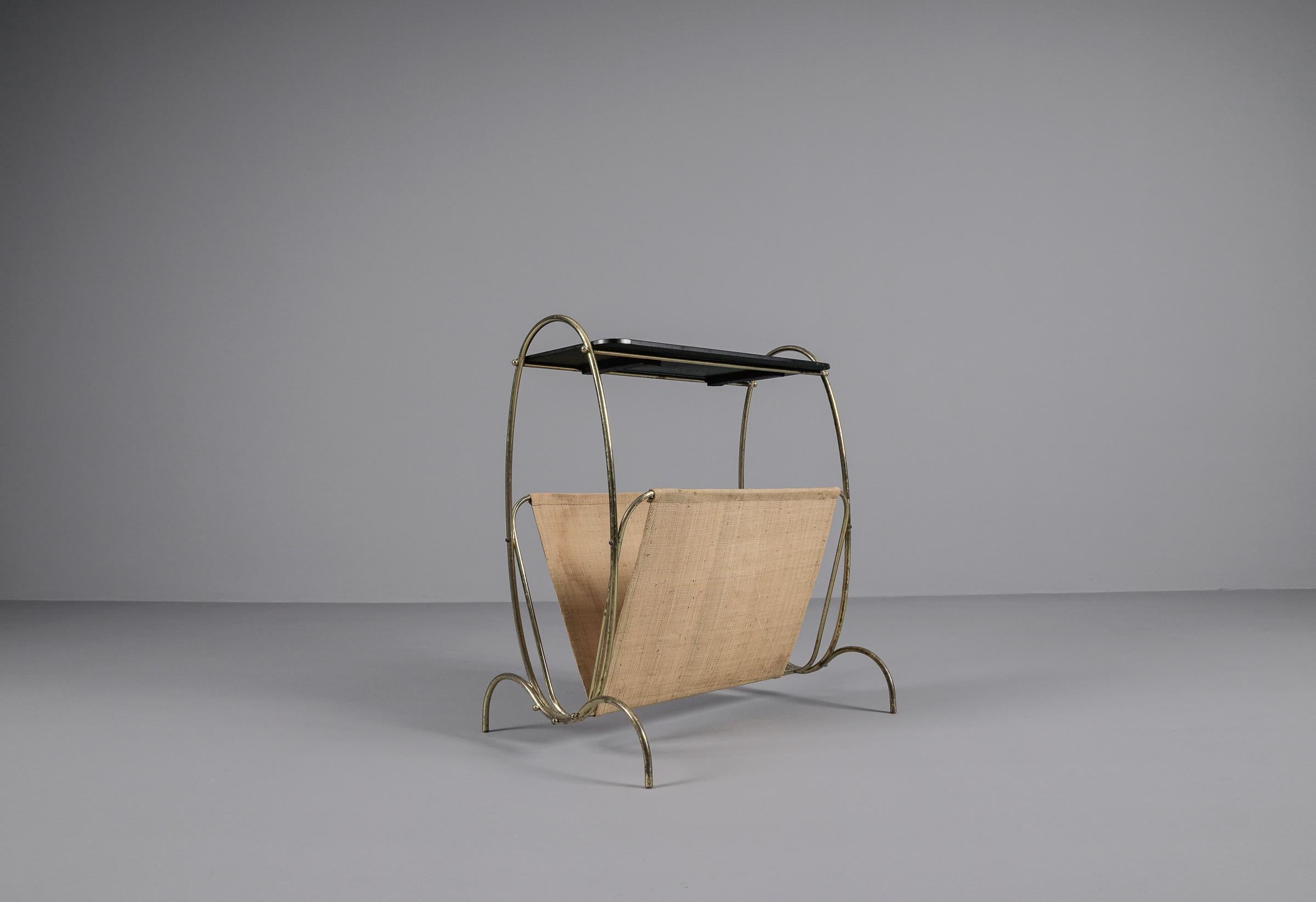 italien Table d'appoint et porte-revues en verre noir et laiton, années 1950 en vente