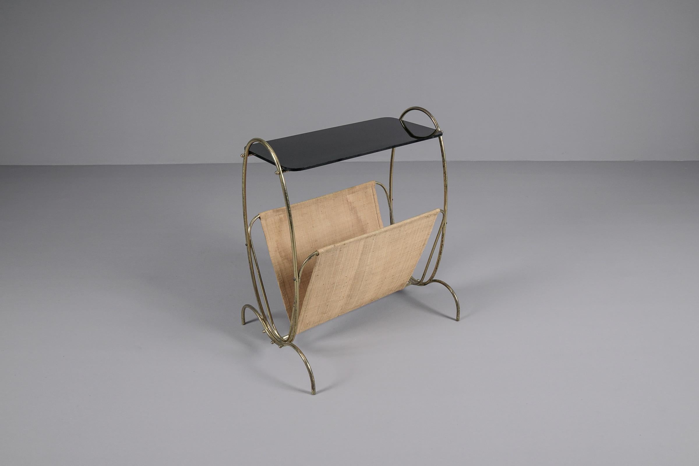 Black Glass and Brass Side Table and Magazine Rack, 1950s In Good Condition For Sale In Nürnberg, Bayern