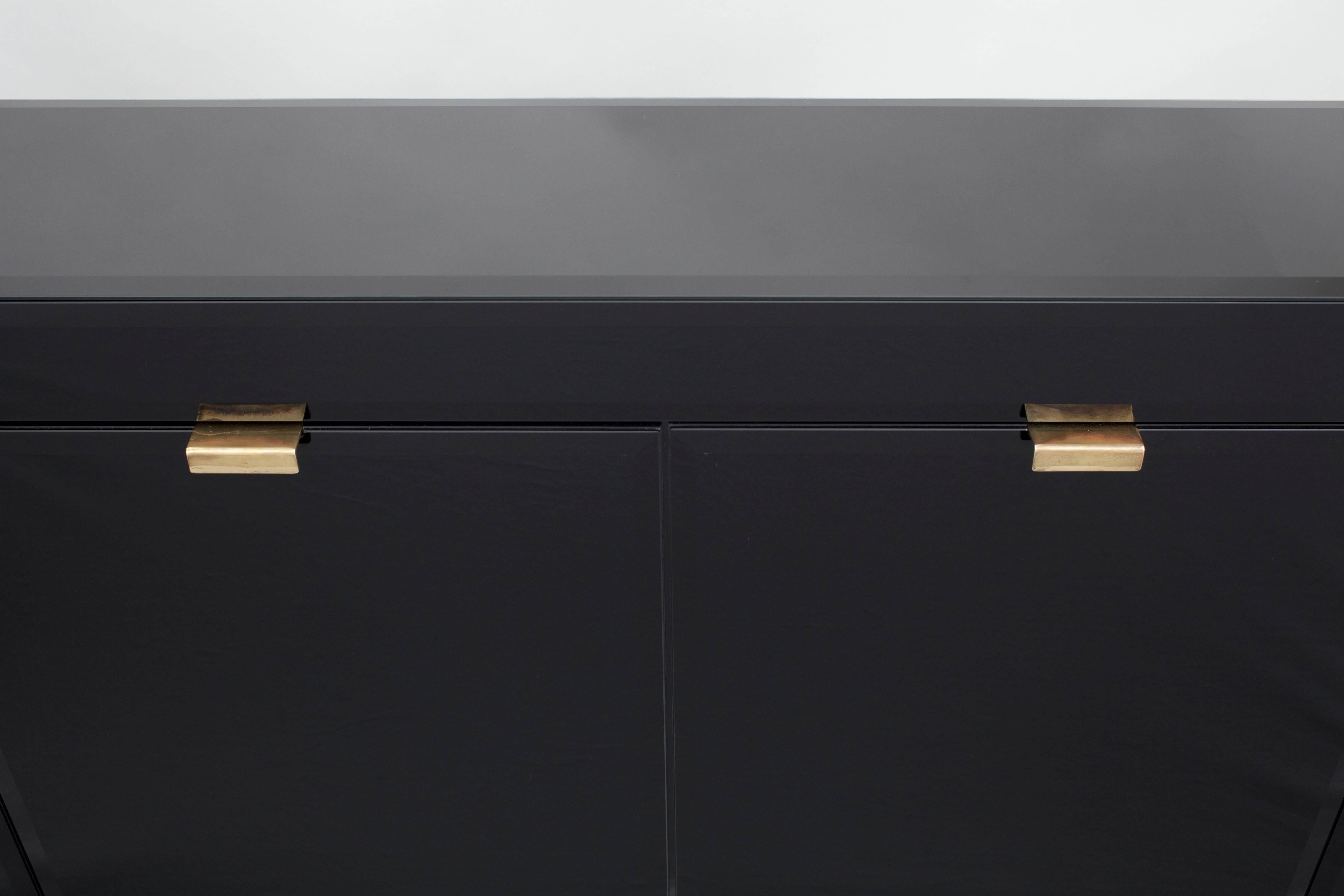 Black Glass and Brass Credenza In Excellent Condition In Antwerp, BE