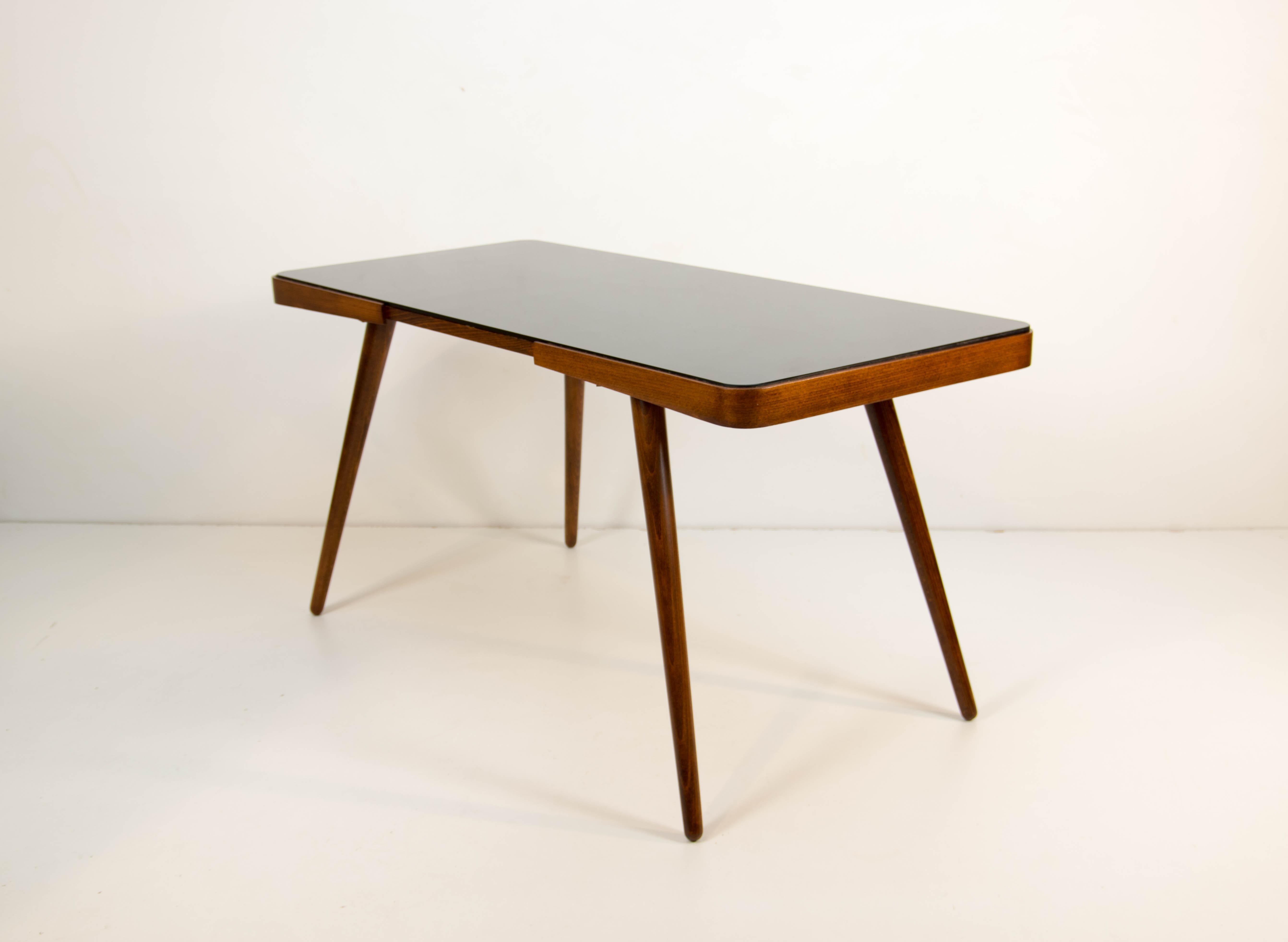 Jiri Jiroutek a conçu ces tables basses dans les années 1960 en différentes tailles. Celle-ci est la plus grande version. Les pieds peuvent être démontés. La table a été soigneusement restaurée, repolie et dotée d'un nouveau verre.