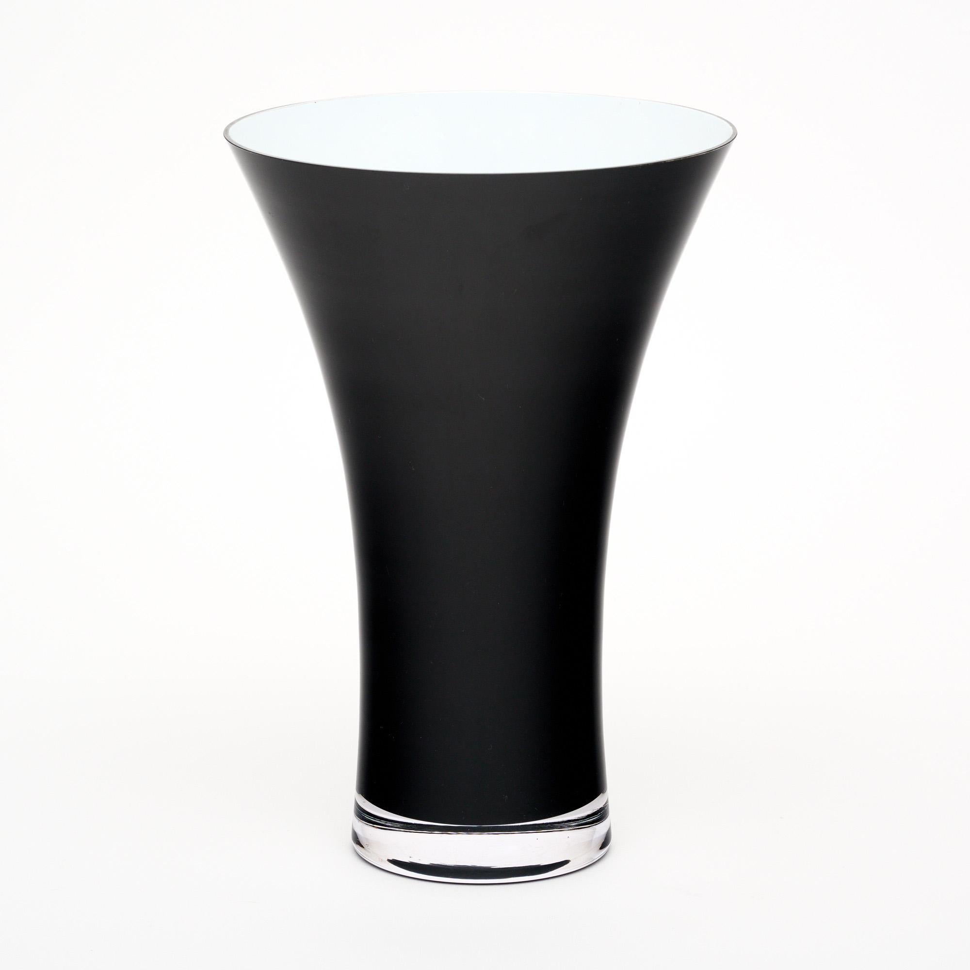 Moderno Vaso polacco in vetro nero in vendita