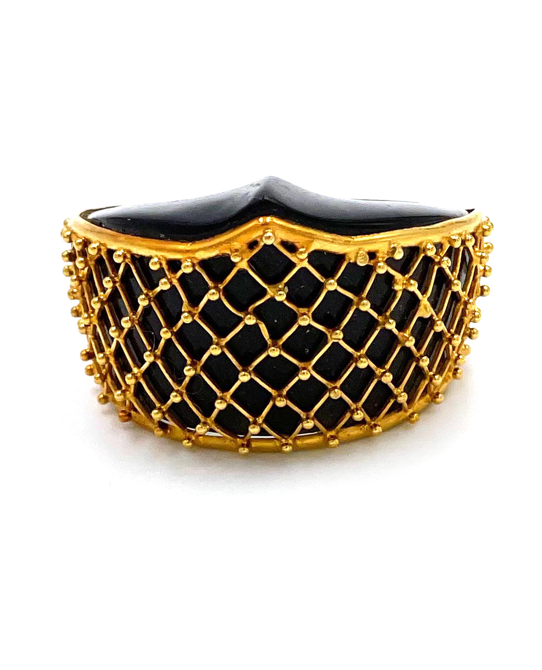 Nachlassring aus 18 Karat Gelbgold und schwarzem Glas von Ilias Lalaounis.  Der spitz zulaufende Ring ist auf der Oberseite mit einem Netz aus 18 Karat Gelbgold überzogen.  Der Ring ist an der breitesten Stelle 22,2 mm und an der schmalsten Stelle