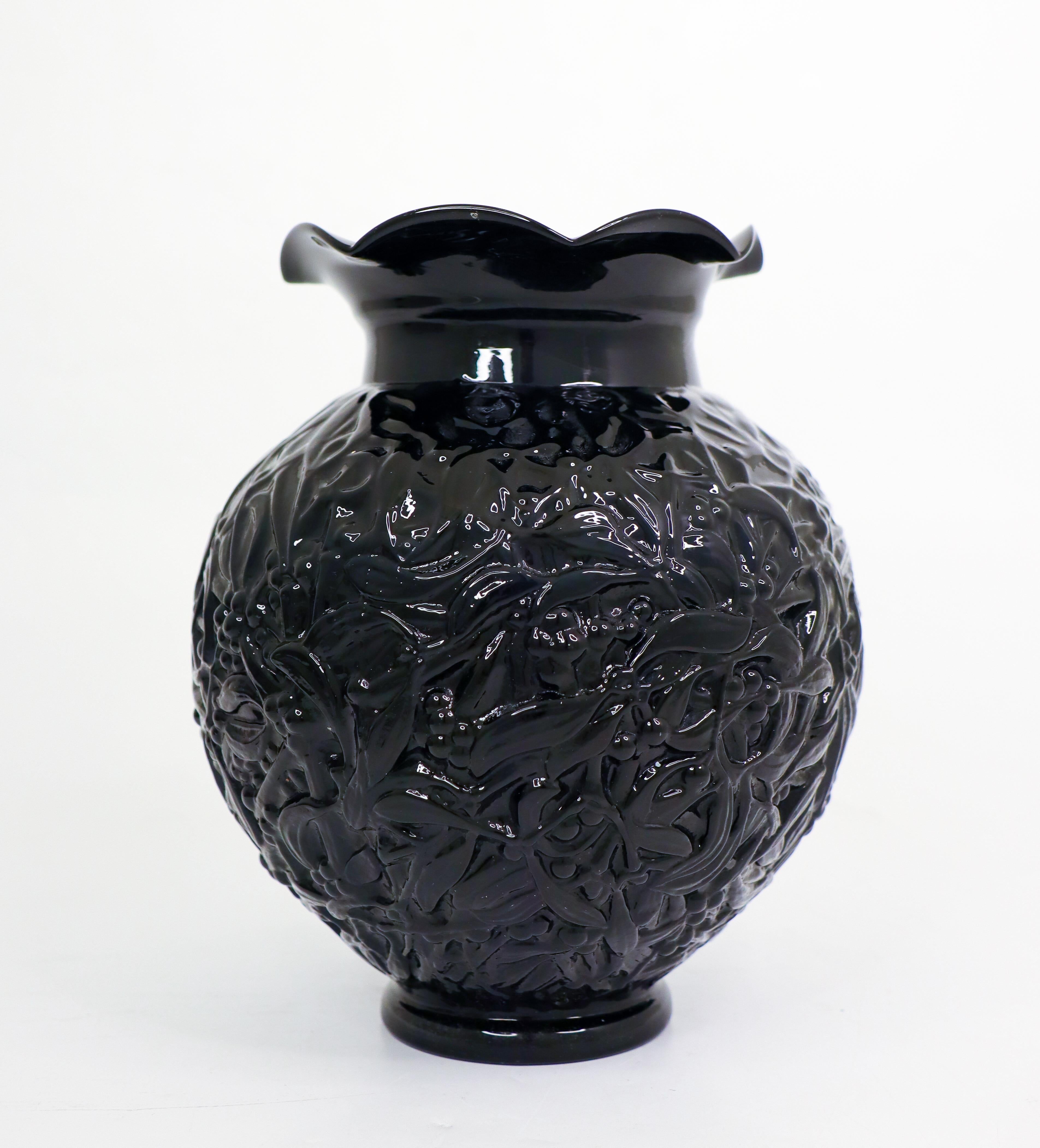 Eine schöne schwarze Vase aus Pressglas, die in den 1930er Jahren von Edvin Ollers entworfen und in der Glashütte Elme in Schweden hergestellt wurde. Die Vase ist 20,5 cm hoch und in ausgezeichnetem Zustand. Sie ist nicht gekennzeichnet. 